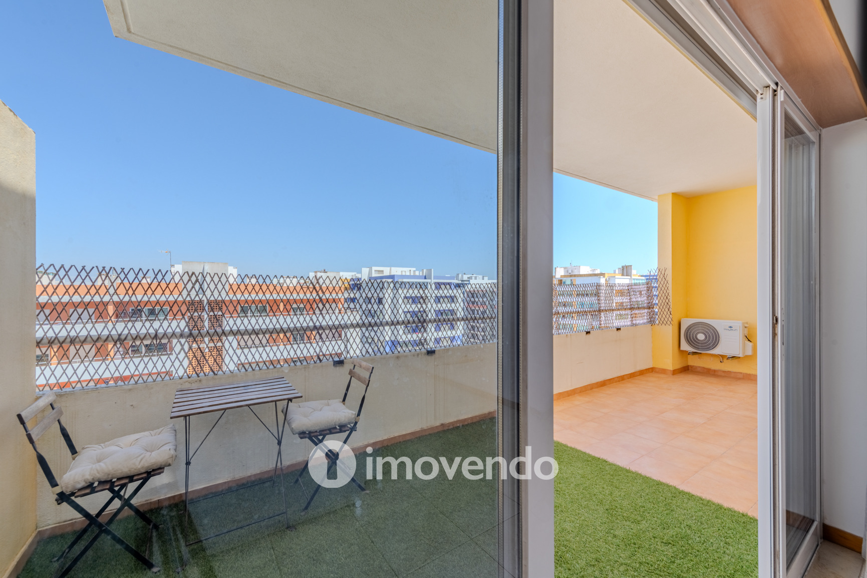 Apartamento T1 com terraço, num condomínio com piscina, em Portimão