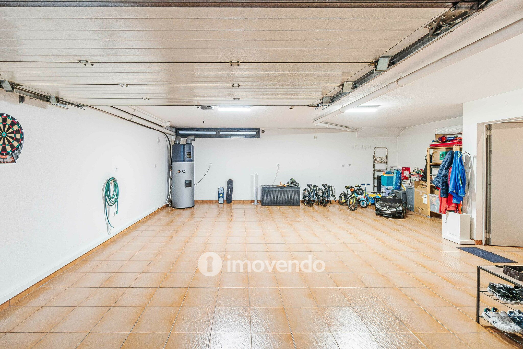 Moradia T3 com garagem, num condomínio com piscina, em Bucelas