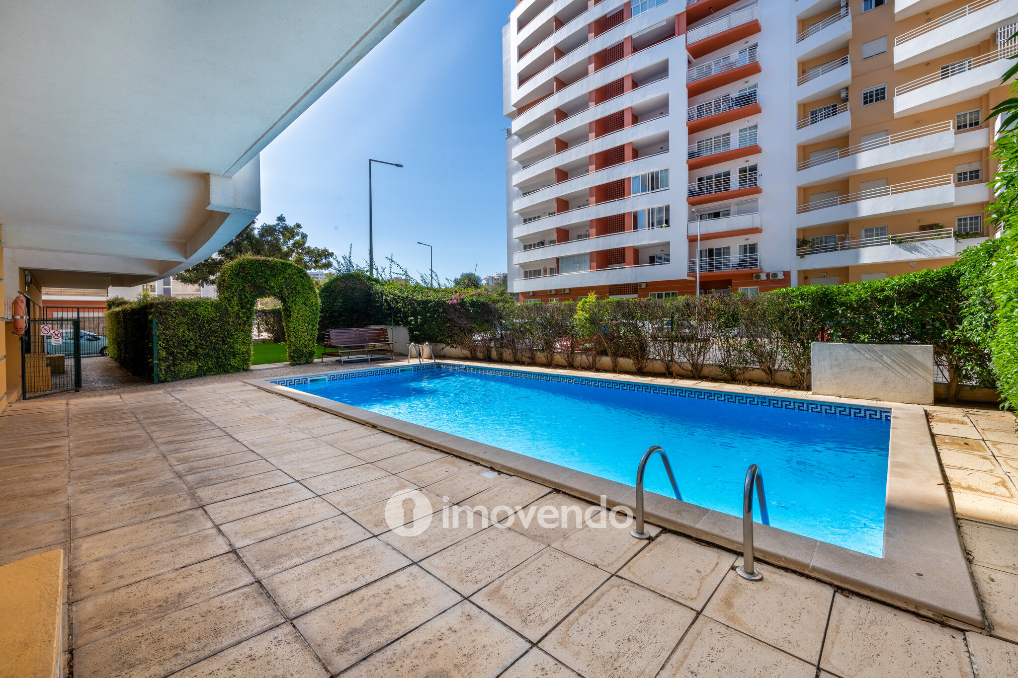 Apartamento T1 com terraço, num condomínio com piscina, em Portimão