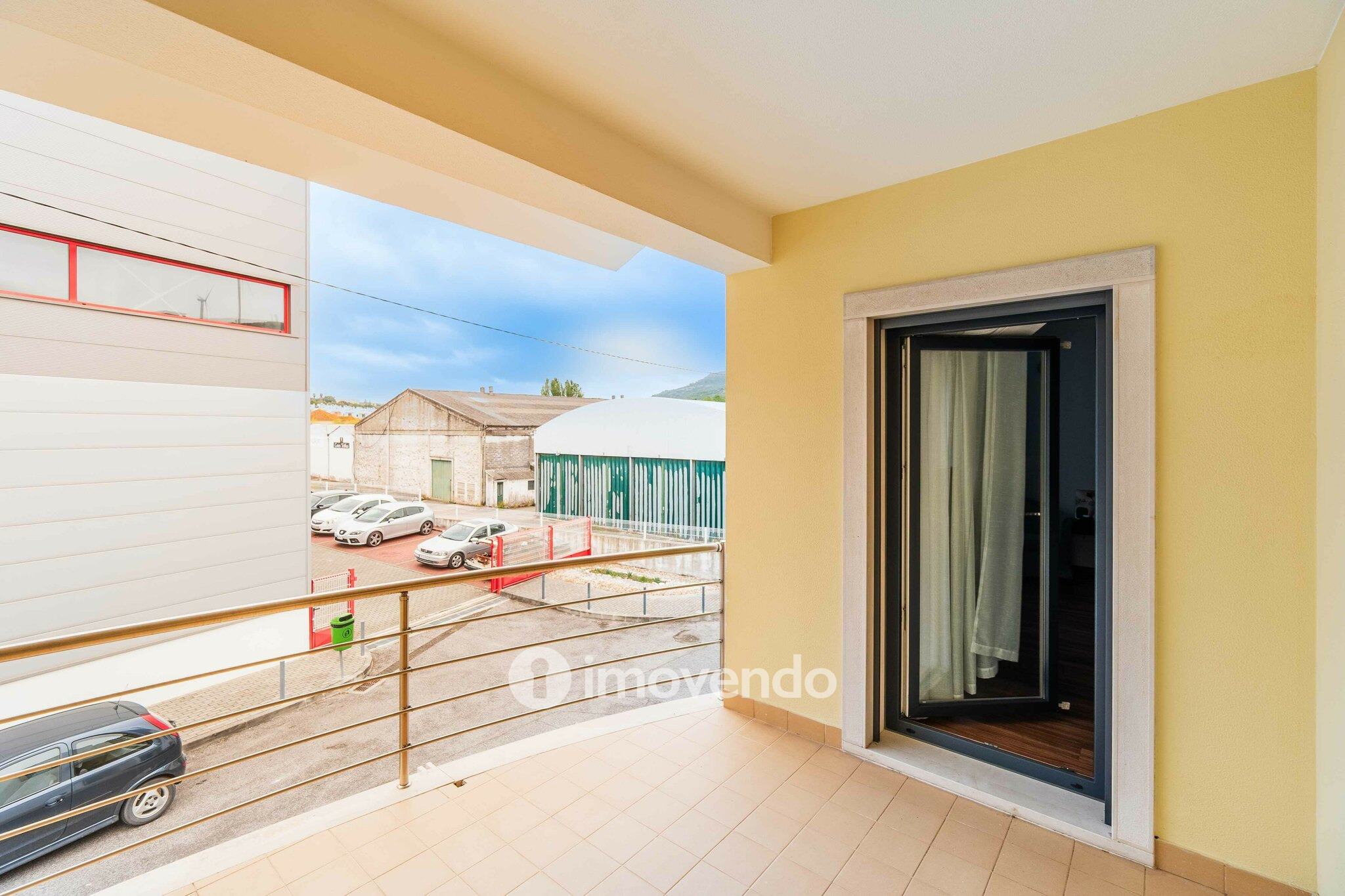 Moradia T3 com garagem, num condomínio com piscina, em Bucelas