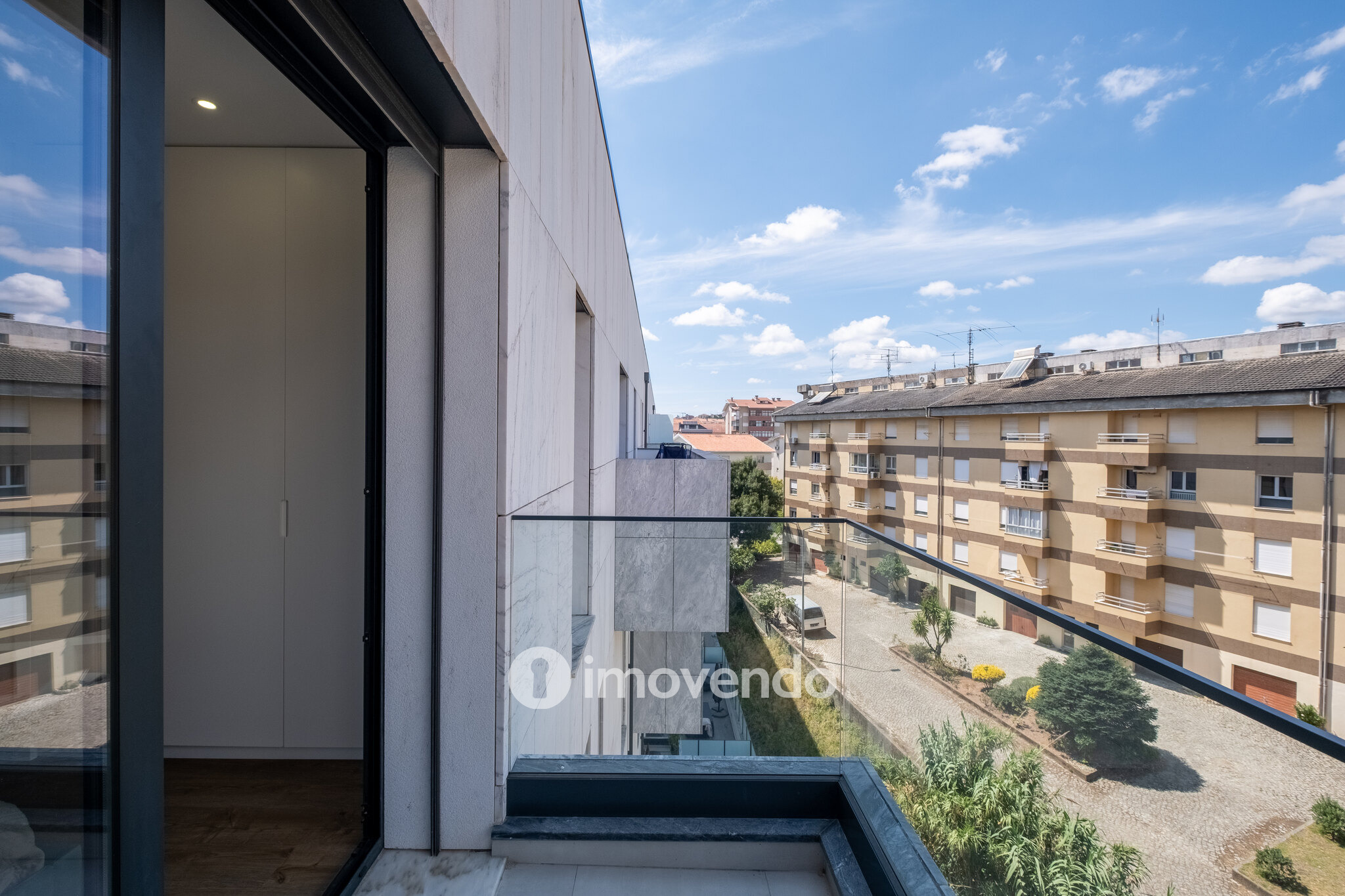 Apartamento T1+1, semi-novo, em Coimbra