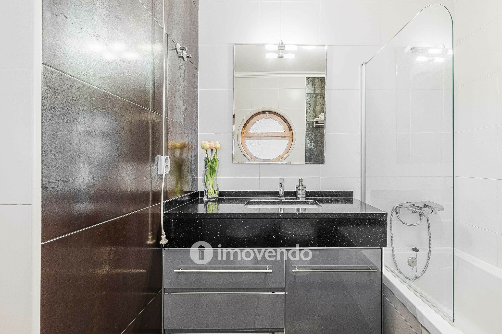 Moradia T3 com garagem, num condomínio com piscina, em Bucelas