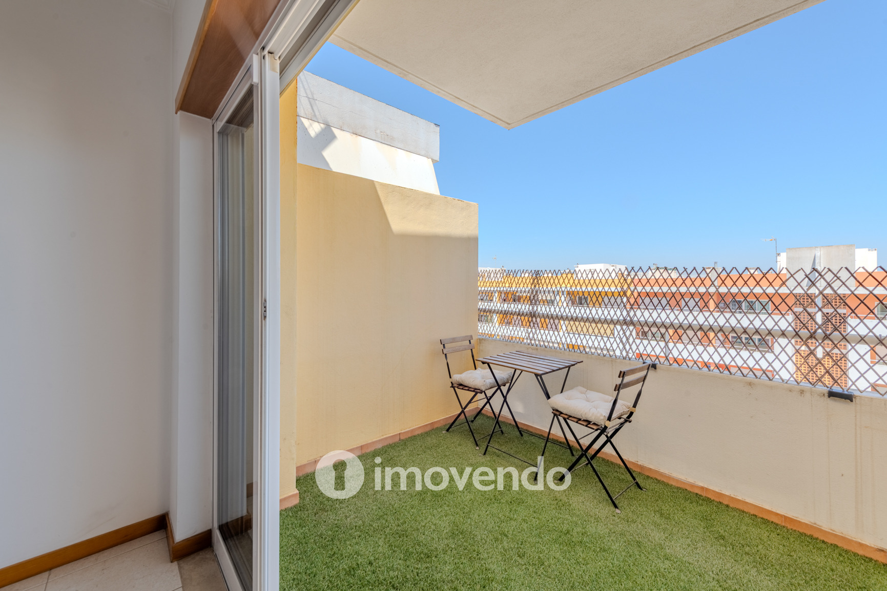 Apartamento T1 com terraço, num condomínio com piscina, em Portimão