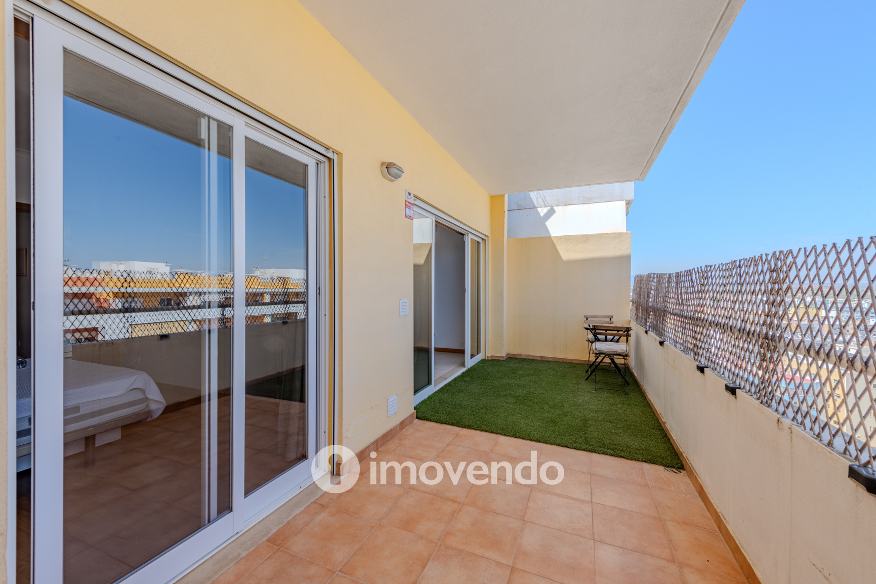 Apartamento T1 com terraço, num condomínio com piscina, em Portimão