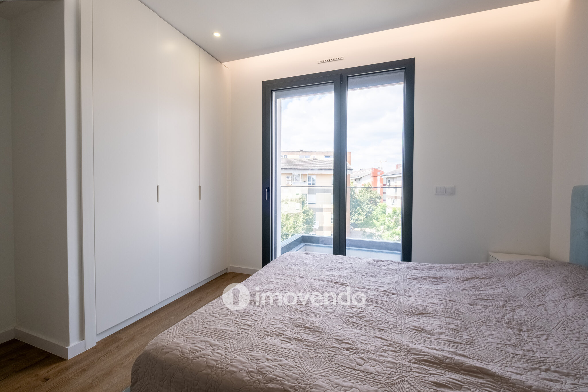 Apartamento T1+1, semi-novo, em Coimbra
