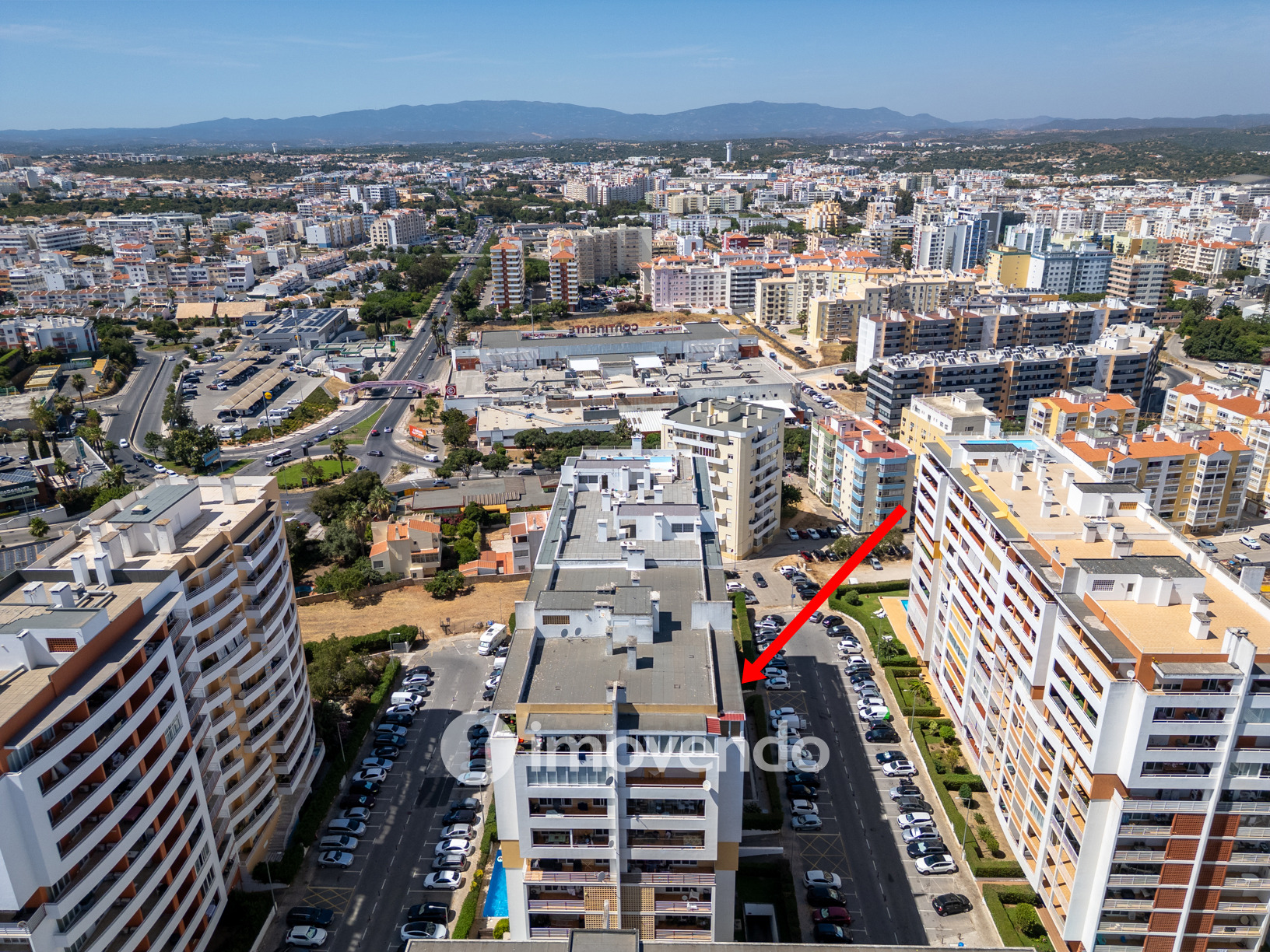 Apartamento T1 com terraço, num condomínio com piscina, em Portimão
