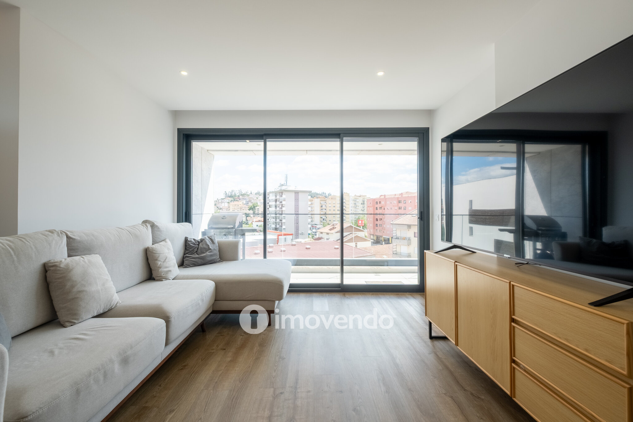 Apartamento T1+1, semi-novo, em Coimbra