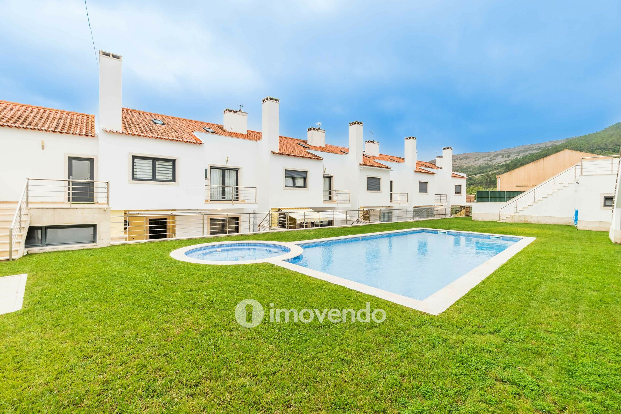 Moradia T3 com garagem, num condomínio com piscina, em Bucelas