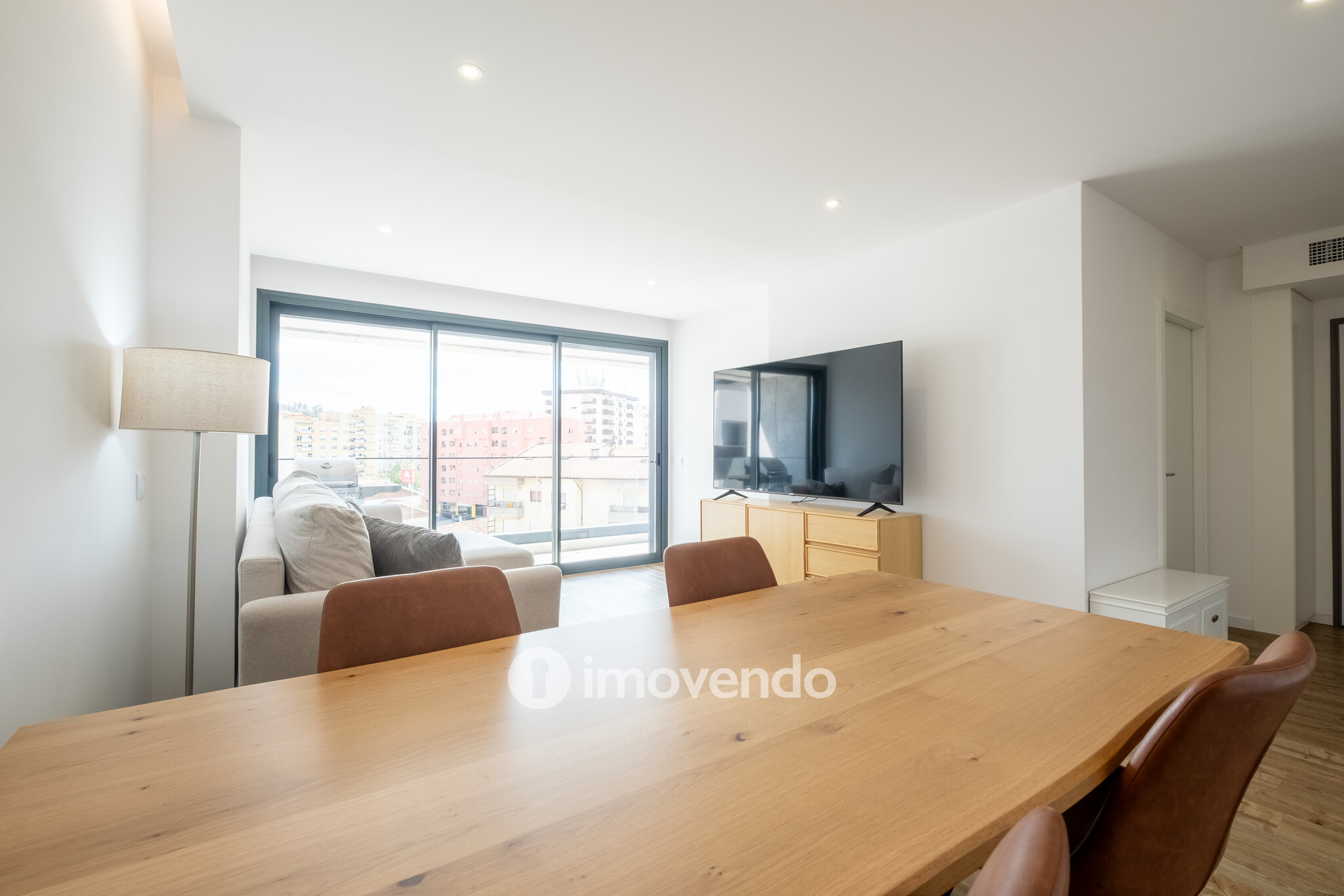 Apartamento T1+1, semi-novo, em Coimbra