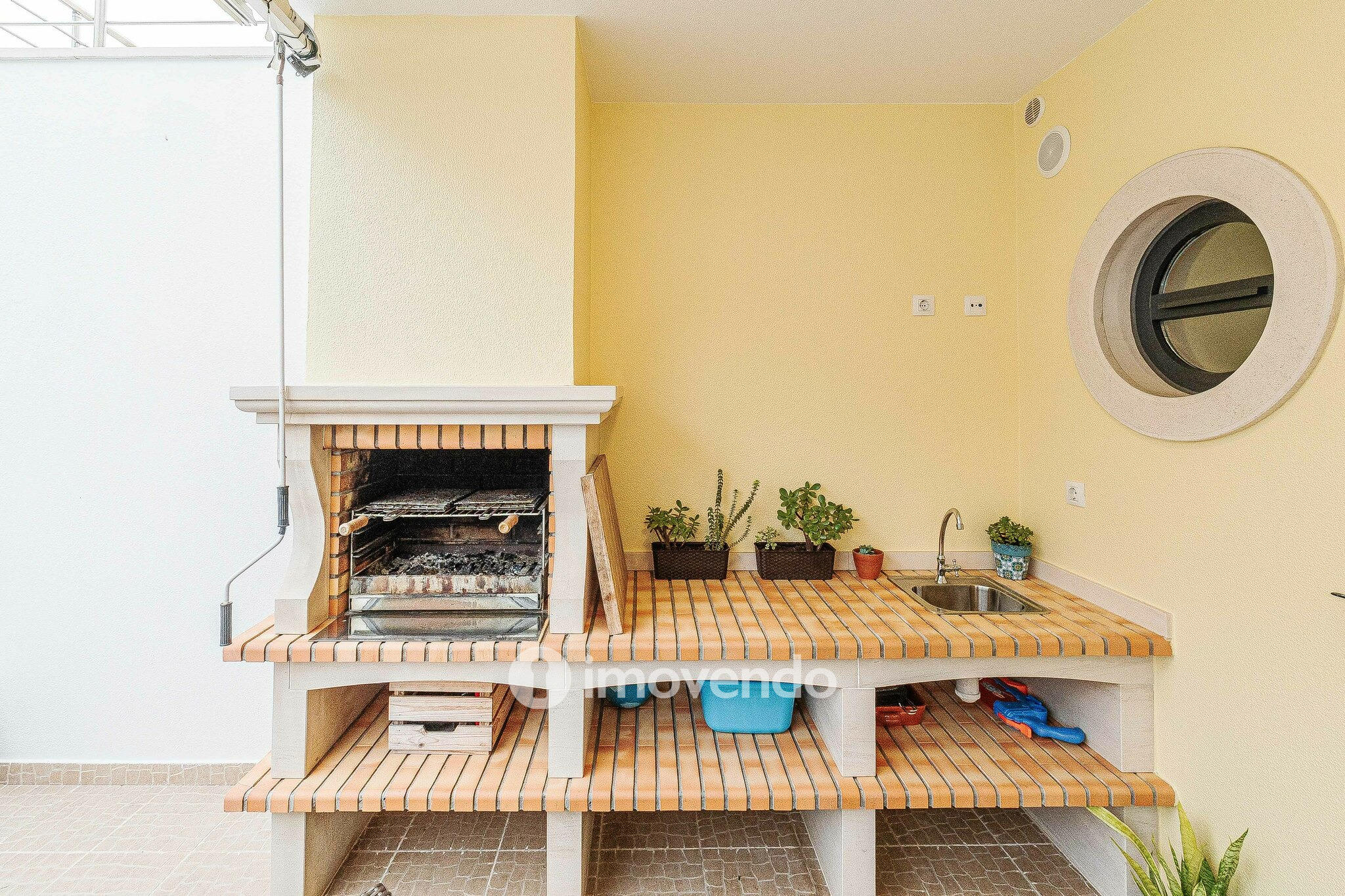 Moradia T3 com garagem, num condomínio com piscina, em Bucelas