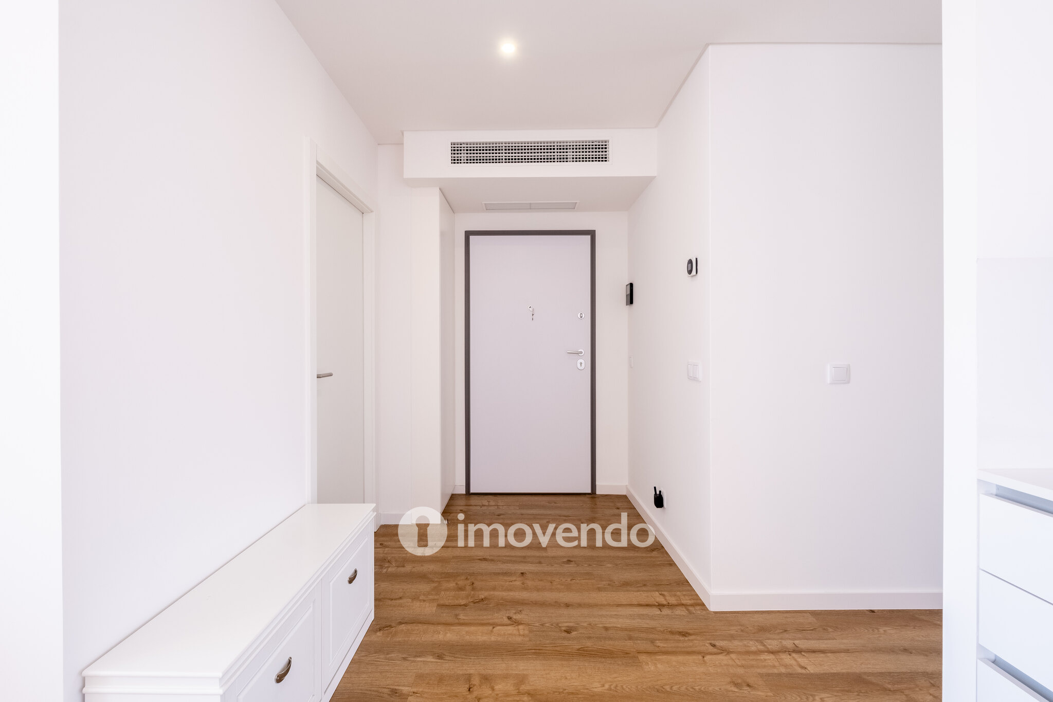 Apartamento T1+1, semi-novo, em Coimbra