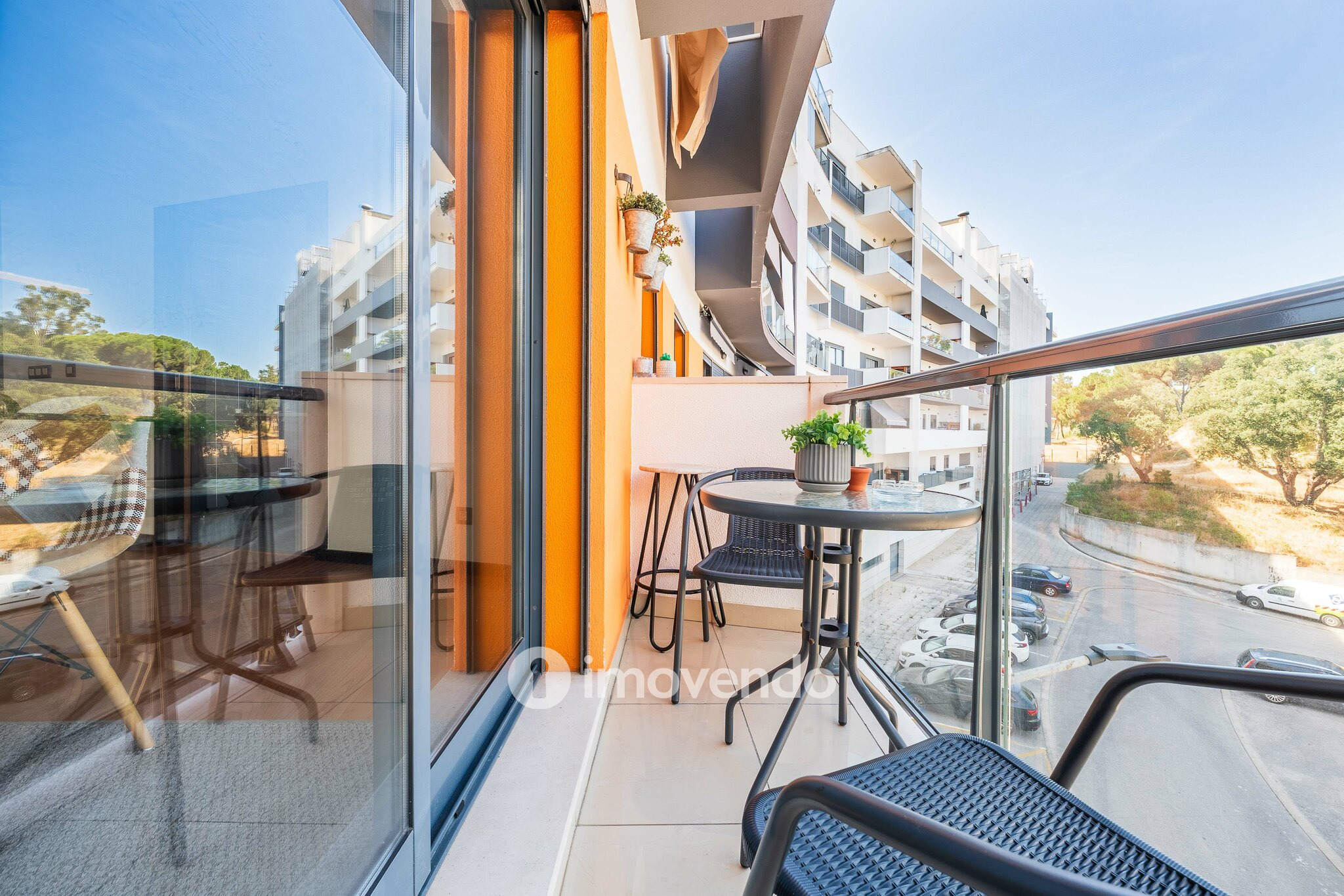 Apartamento T1 moderno, com varanda e áreas amplas, em Corroios