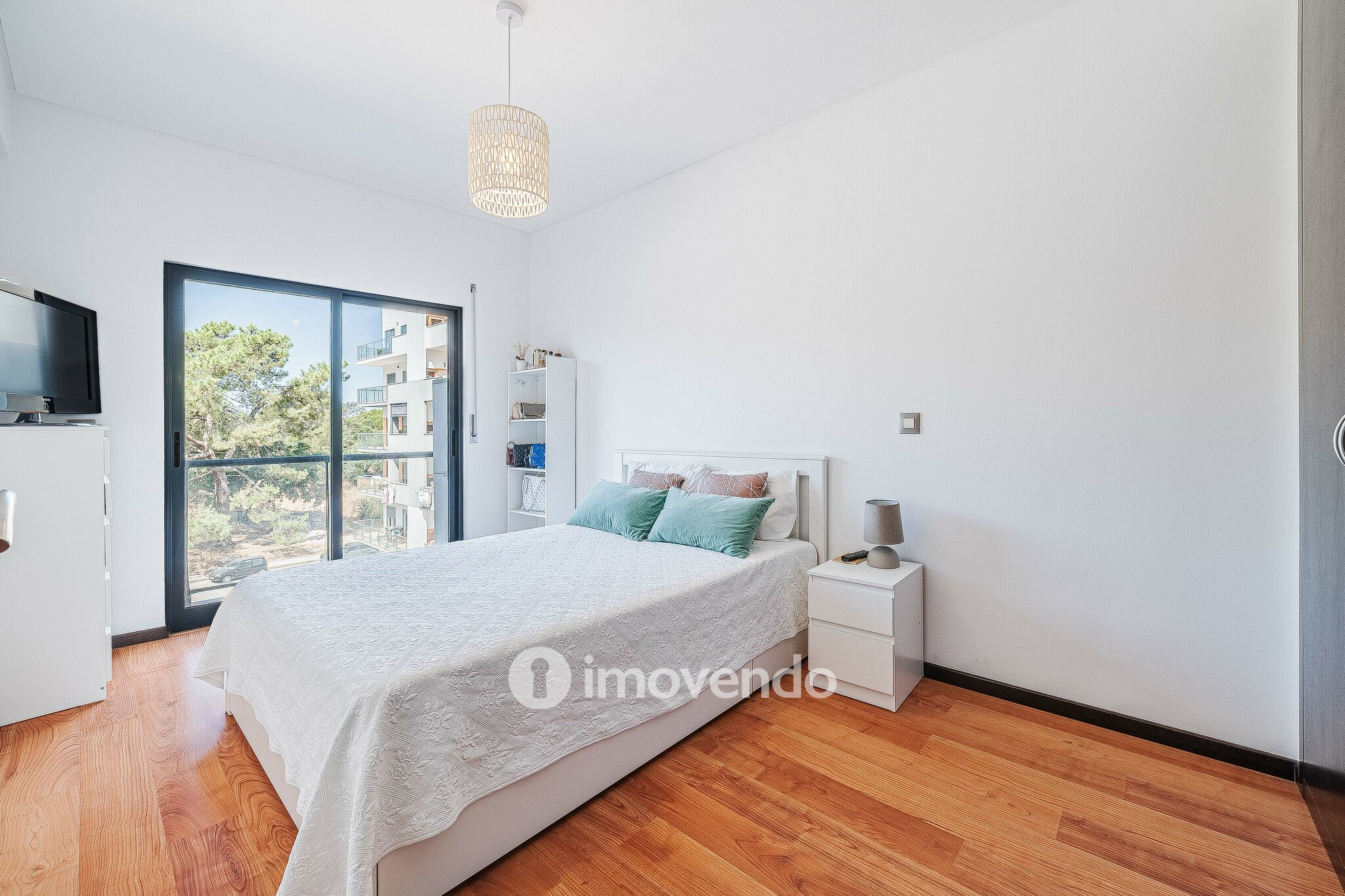 Apartamento T1 moderno, com varanda e áreas amplas, em Corroios