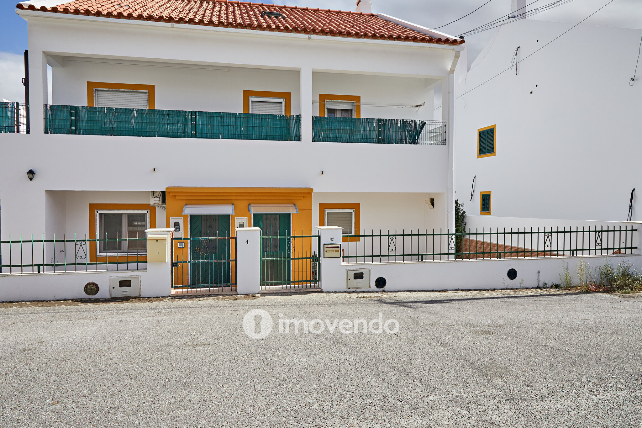 Andar de Moradia T2, com pátio generoso e garagem, em Évora