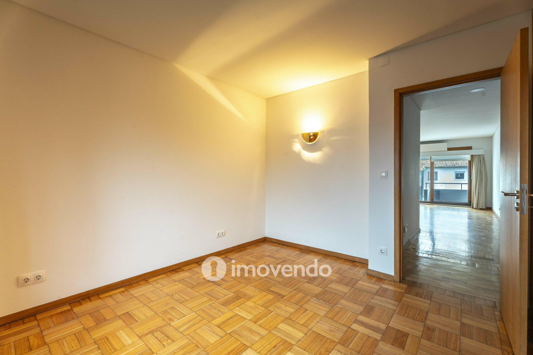 Apartamento T2 pronto a habitar, com garagem, na Senhora da Hora