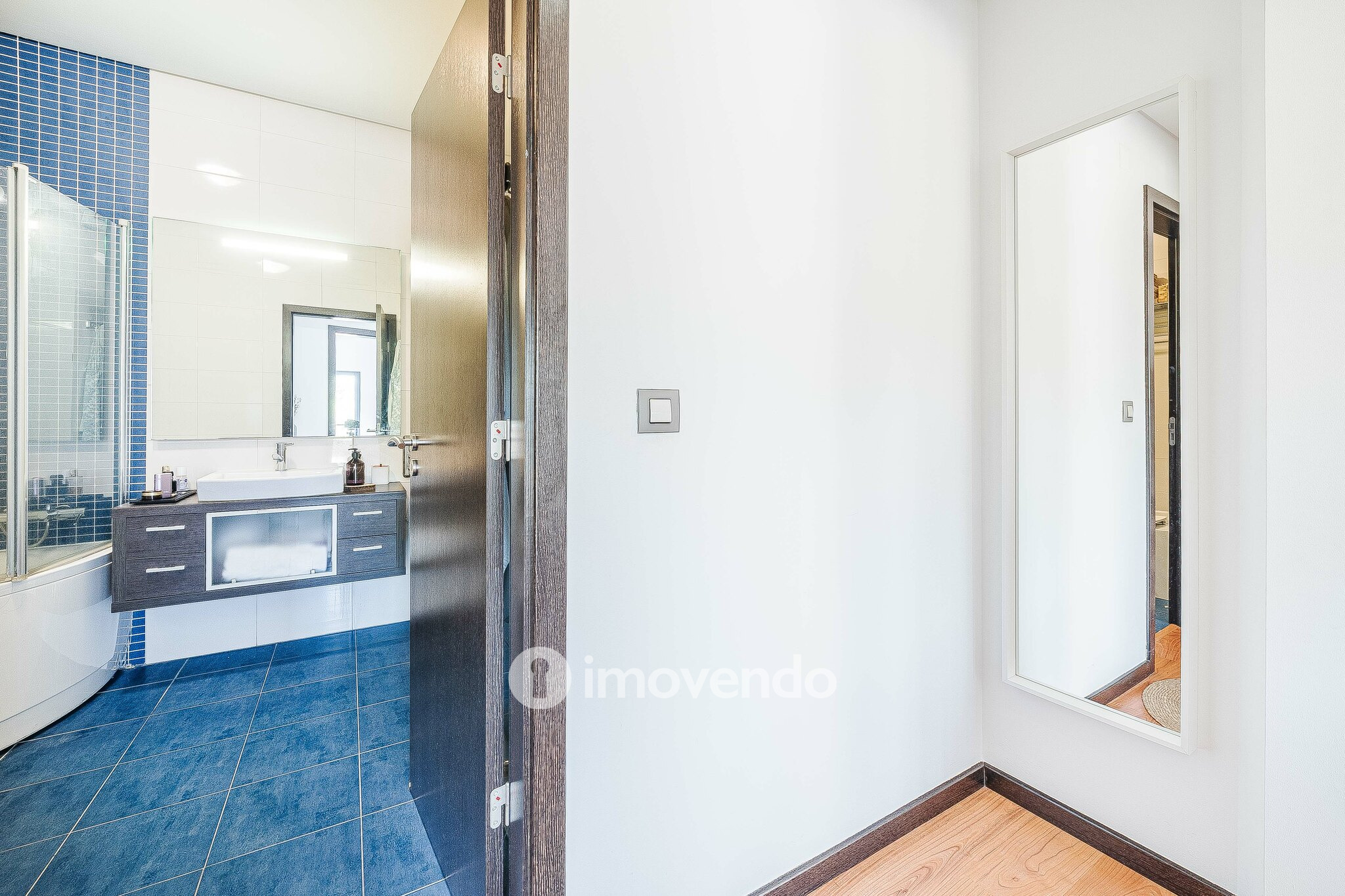 Apartamento T1 moderno, com varanda e áreas amplas, em Corroios