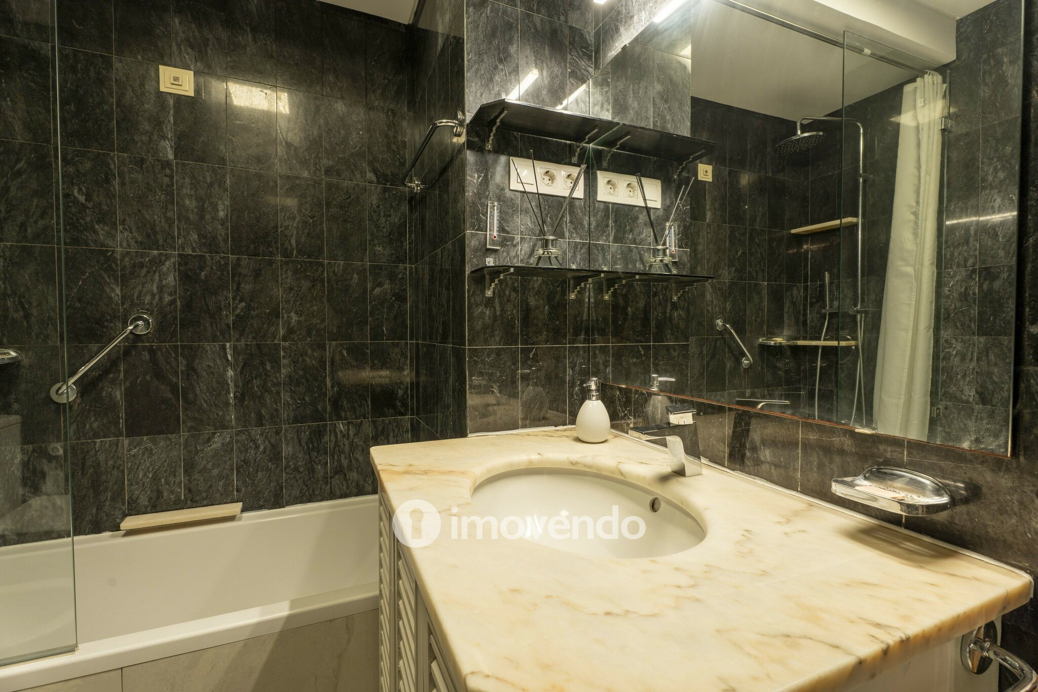 Apartamento T2 pronto a habitar, com garagem, na Senhora da Hora