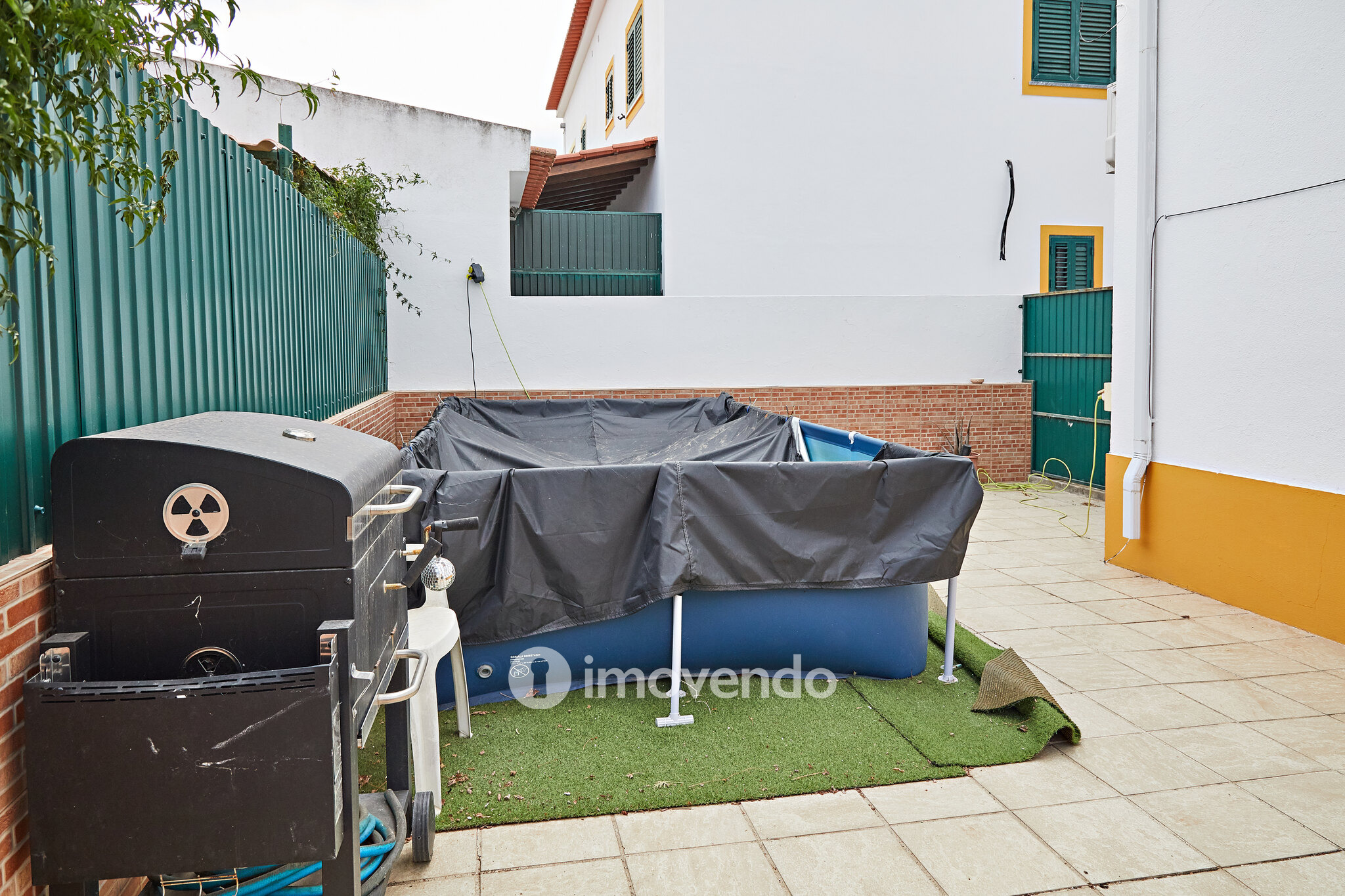 Andar de Moradia T2, com pátio generoso e garagem, em Évora