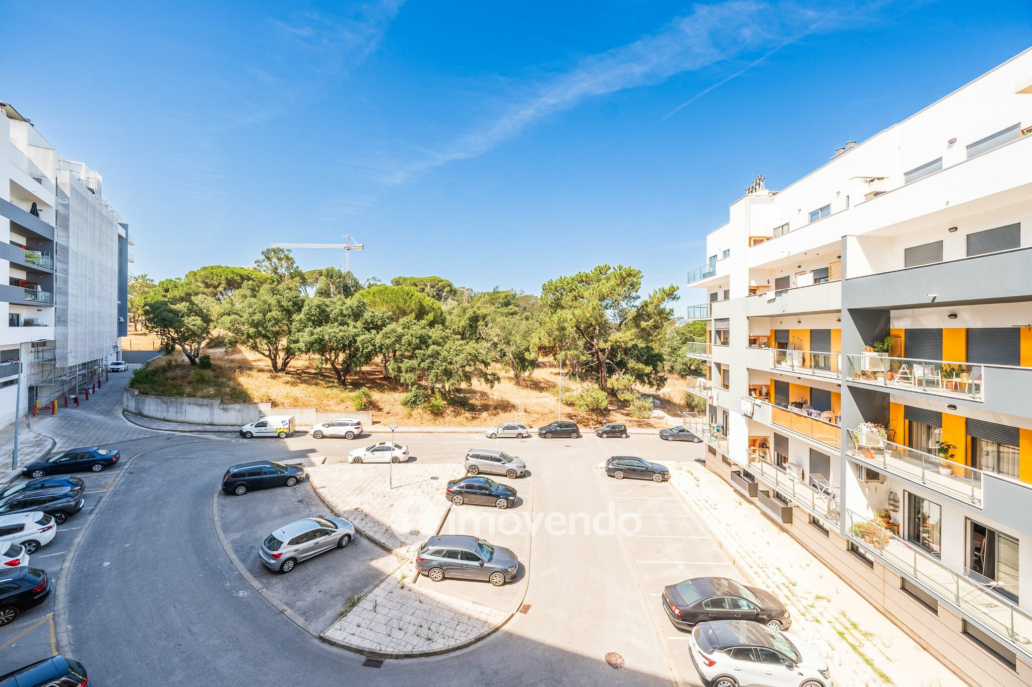 Apartamento T1 moderno, com varanda e áreas amplas, em Corroios