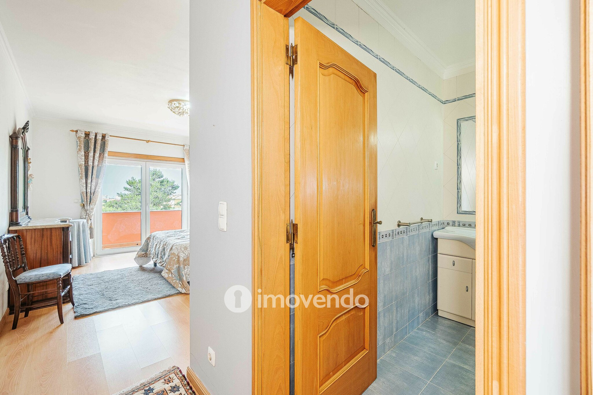 Moradia T4 de luxo, com jardim e garagem, em Alcabideche