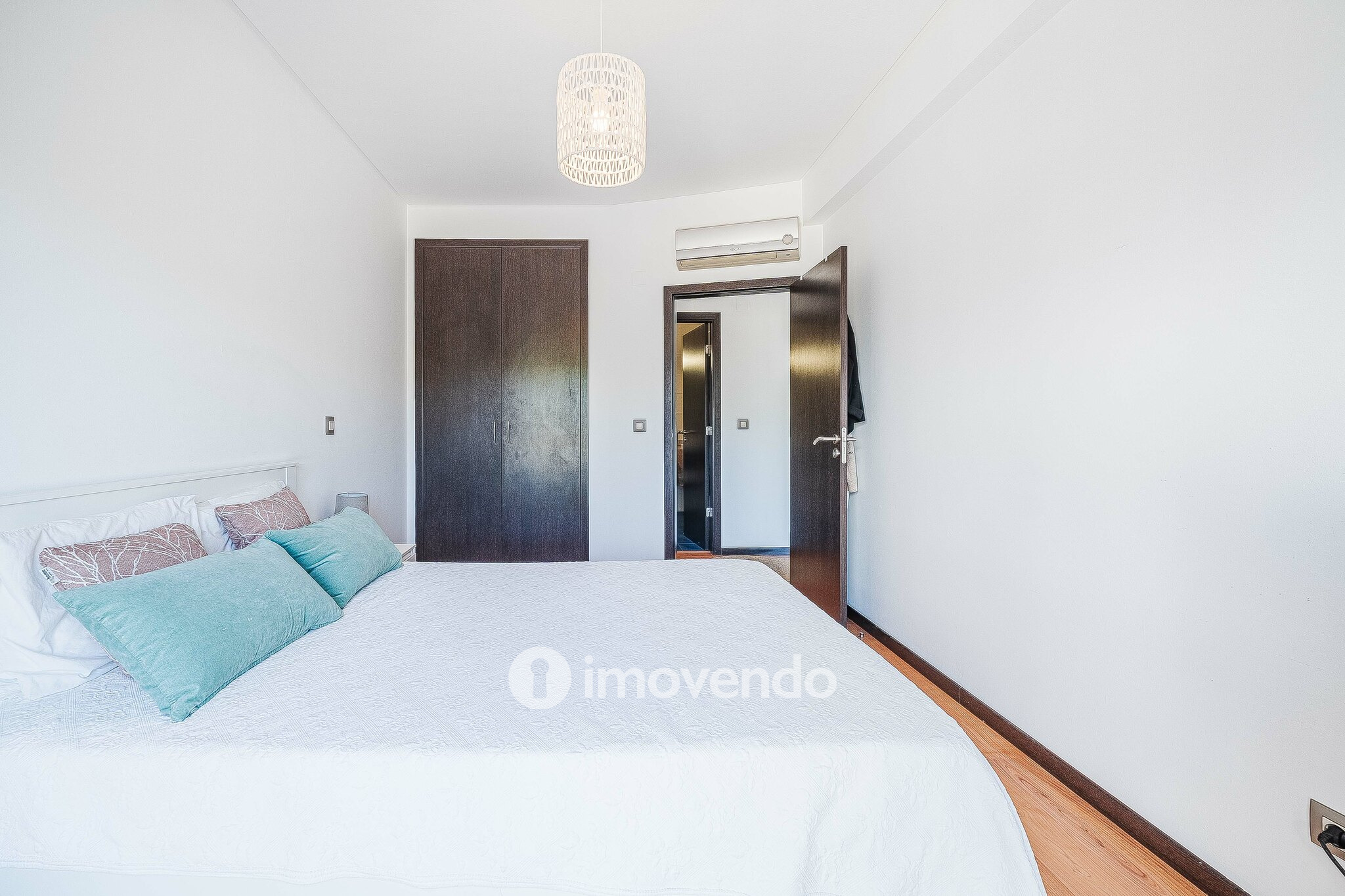 Apartamento T1 moderno, com varanda e áreas amplas, em Corroios