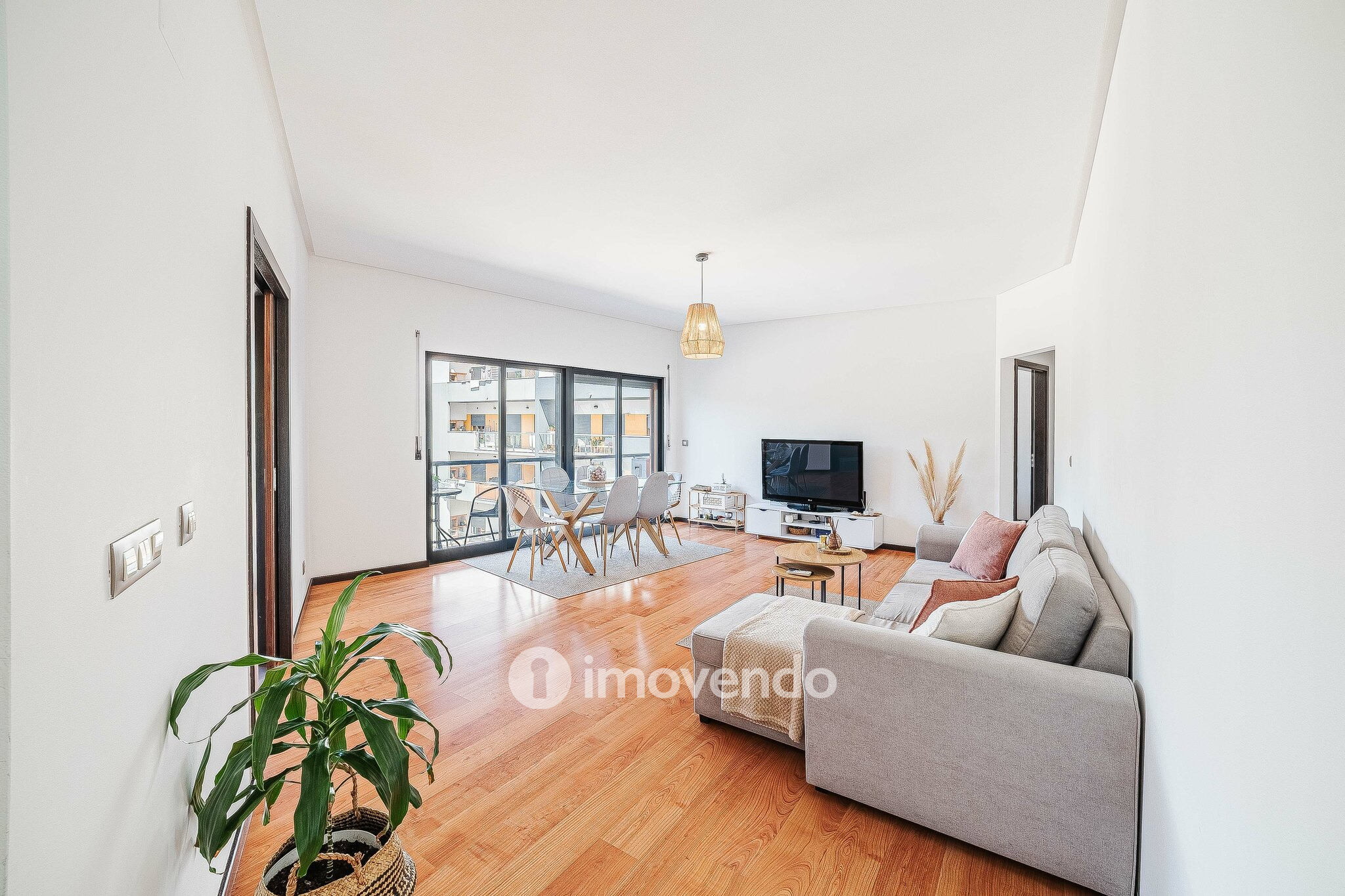 Apartamento T1 moderno, com varanda e áreas amplas, em Corroios