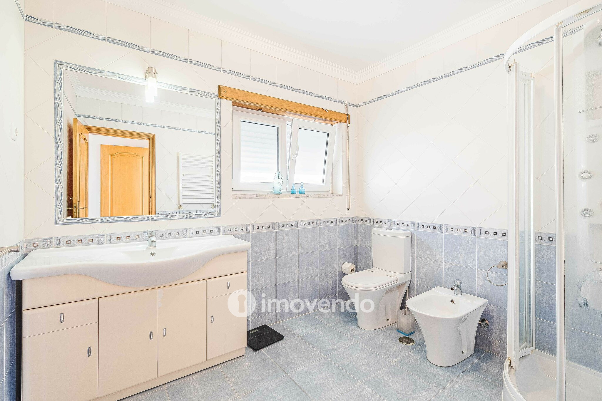 Moradia T4 de luxo, com jardim e garagem, em Alcabideche