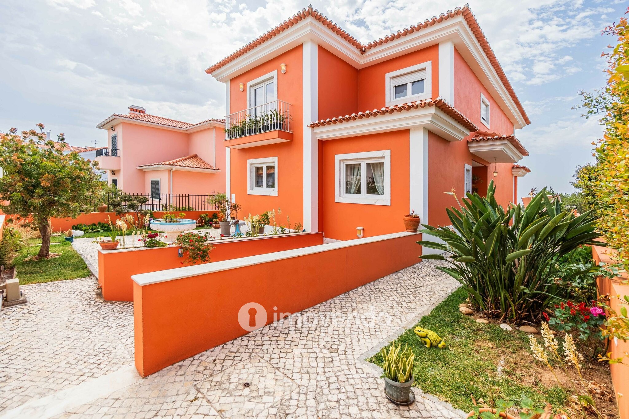 Moradia T4 de luxo, com jardim e garagem, em Alcabideche