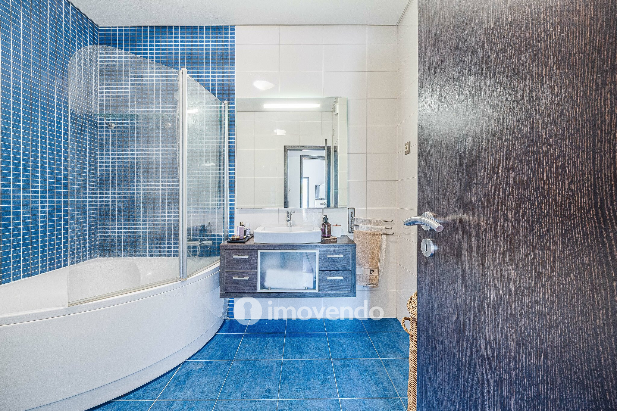 Apartamento T1 moderno, com varanda e áreas amplas, em Corroios