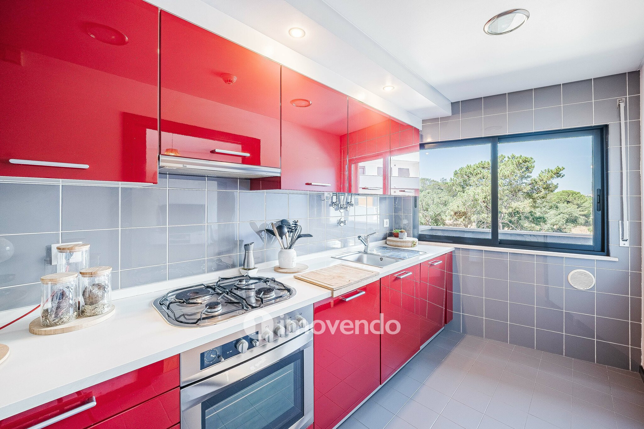 Apartamento T1 moderno, com varanda e áreas amplas, em Corroios
