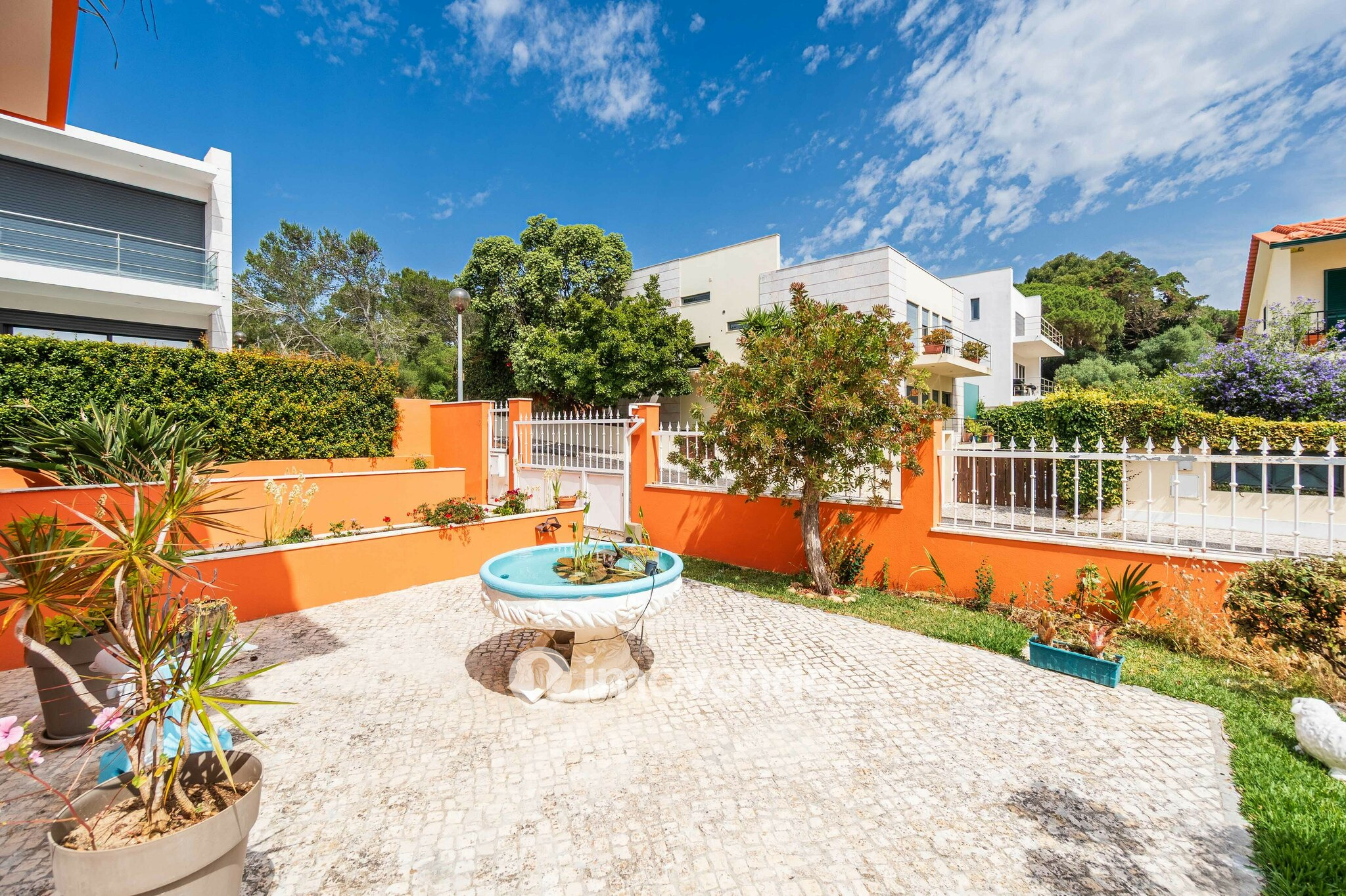 Moradia T4 de luxo, com jardim e garagem, em Alcabideche
