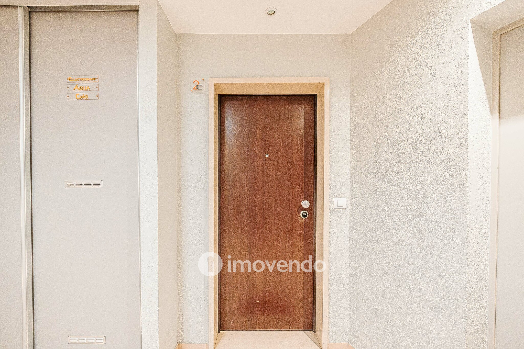 Apartamento T1 moderno, com varanda e áreas amplas, em Corroios