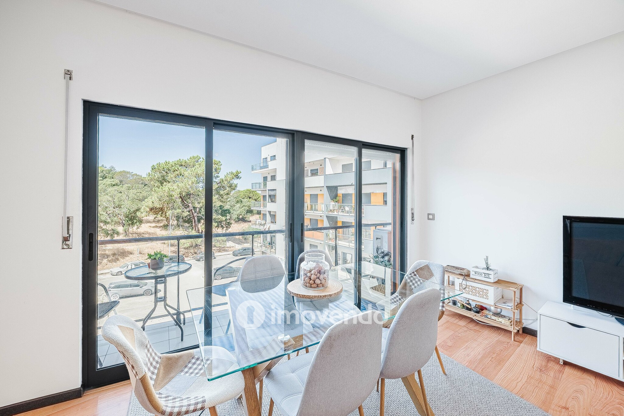 Apartamento T1 moderno, com varanda e áreas amplas, em Corroios