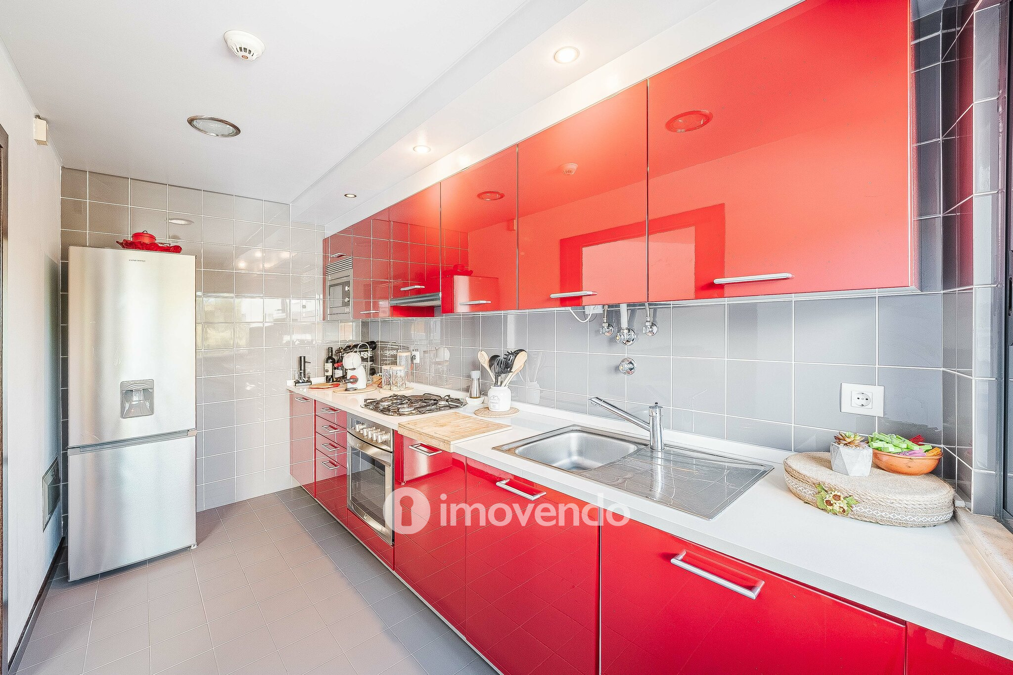 Apartamento T1 moderno, com varanda e áreas amplas, em Corroios