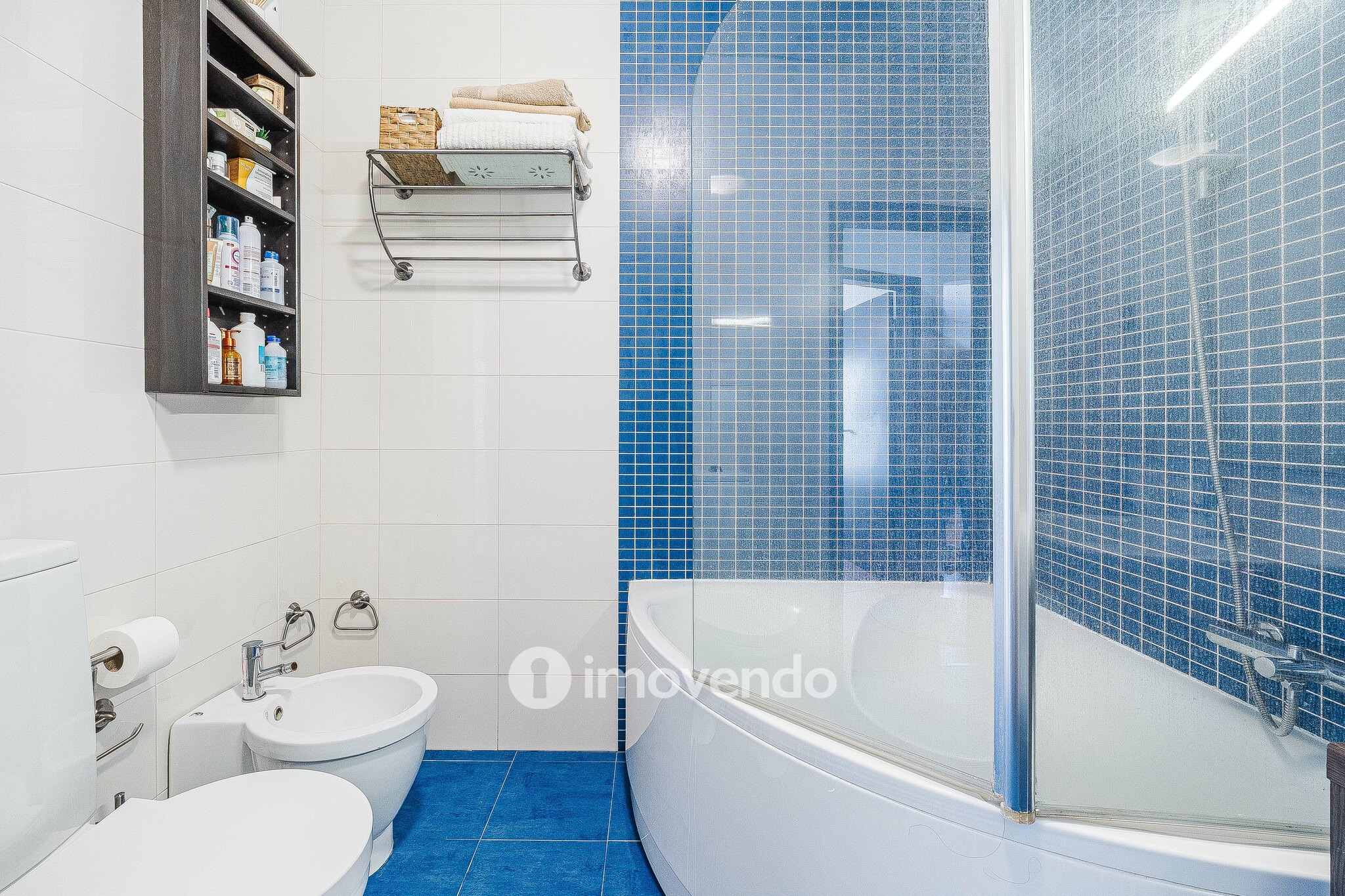 Apartamento T1 moderno, com varanda e áreas amplas, em Corroios