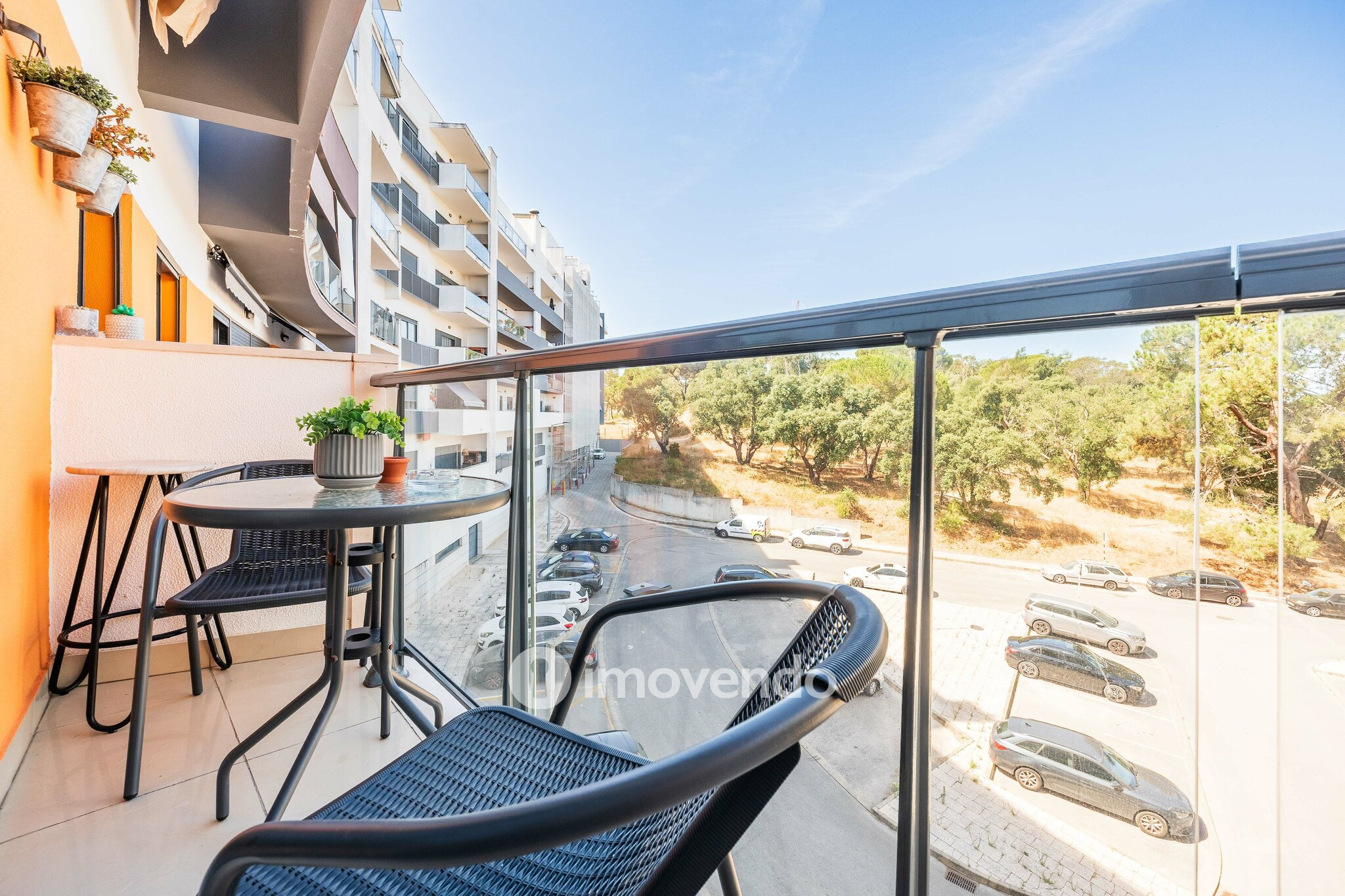 Apartamento T1 moderno, com varanda e áreas amplas, em Corroios