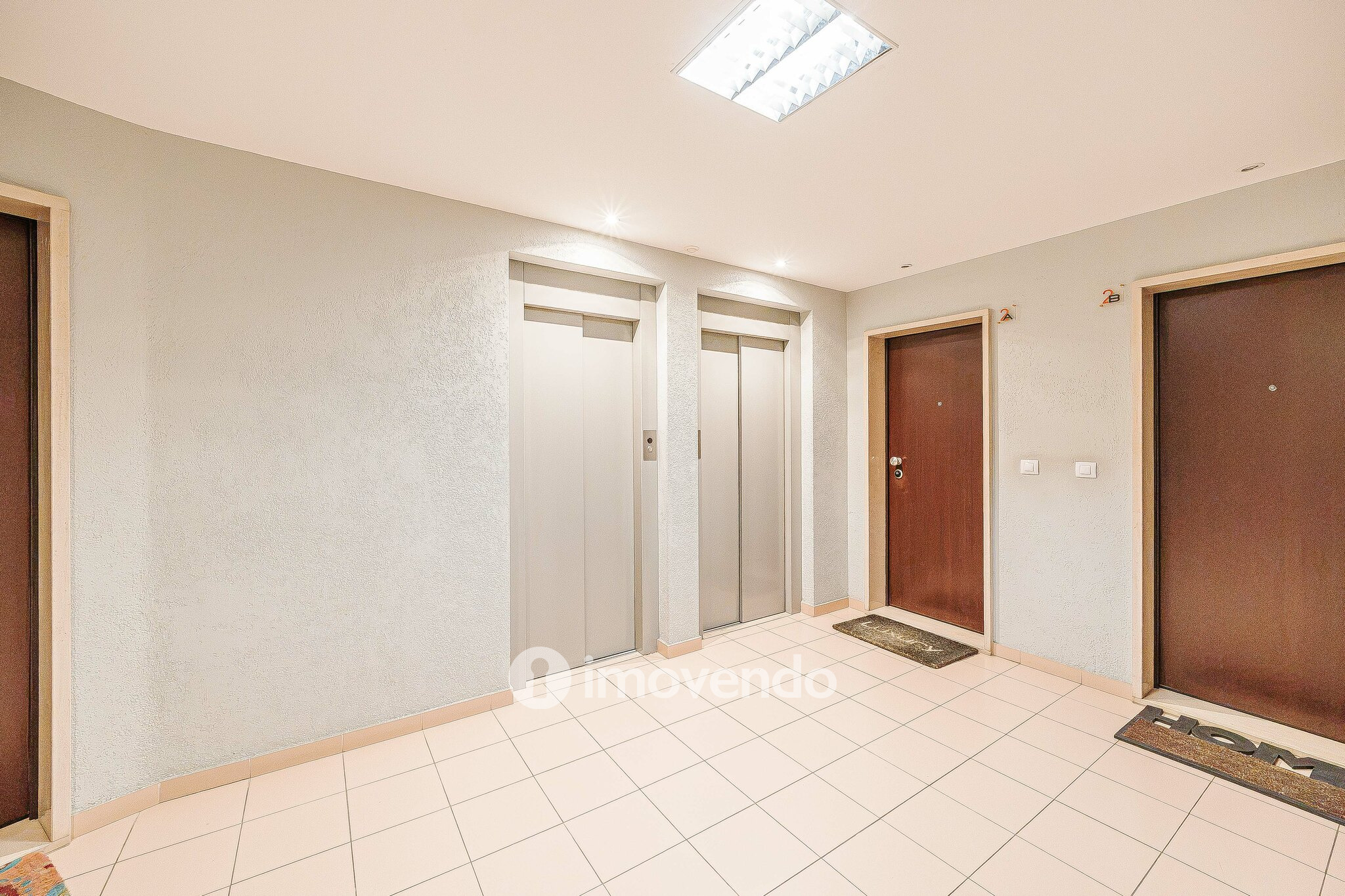 Apartamento T1 moderno, com varanda e áreas amplas, em Corroios