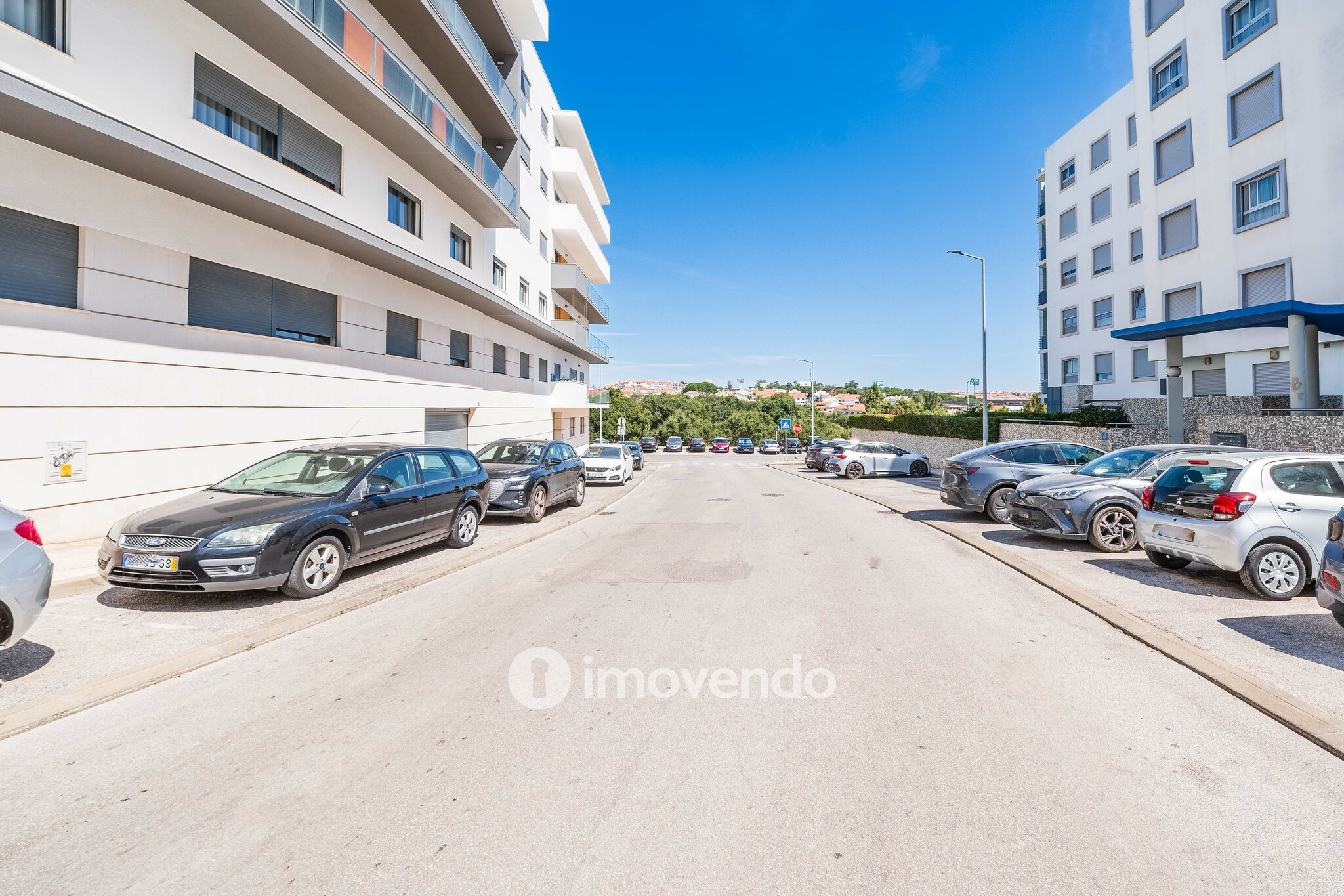 Apartamento T1 moderno, com varanda e áreas amplas, em Corroios