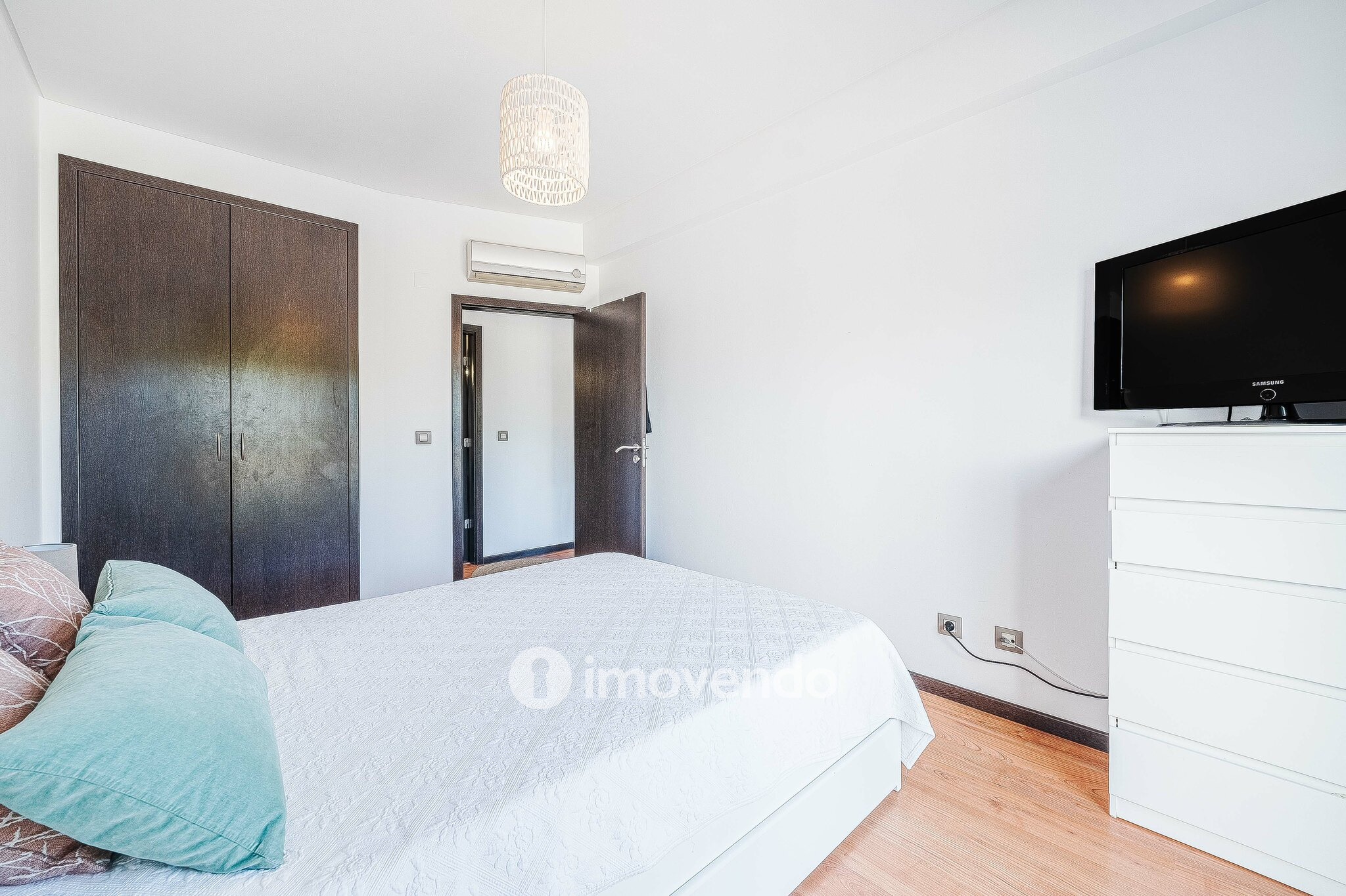 Apartamento T1 moderno, com varanda e áreas amplas, em Corroios