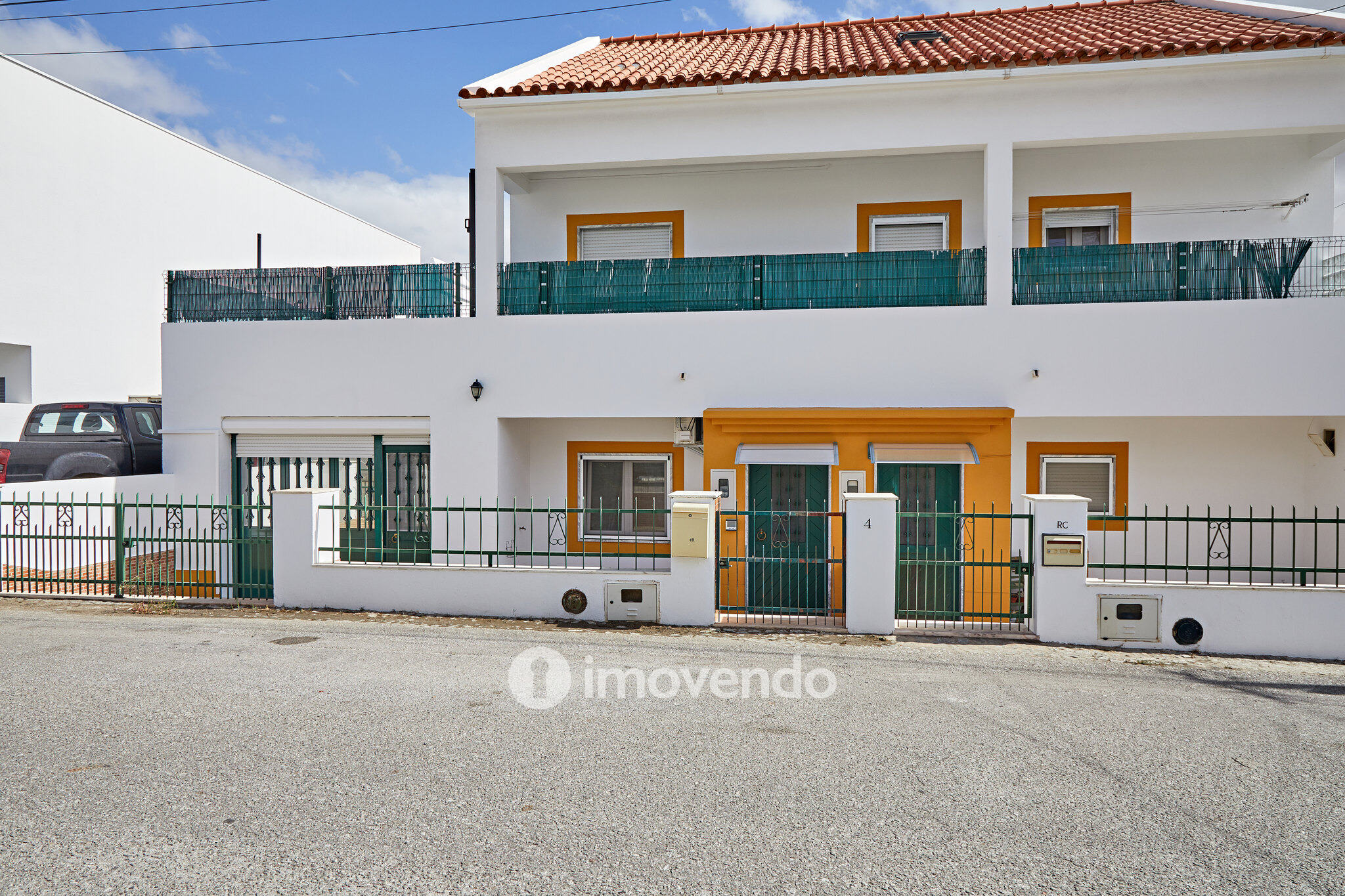 Andar de Moradia T2, com pátio generoso e garagem, em Évora