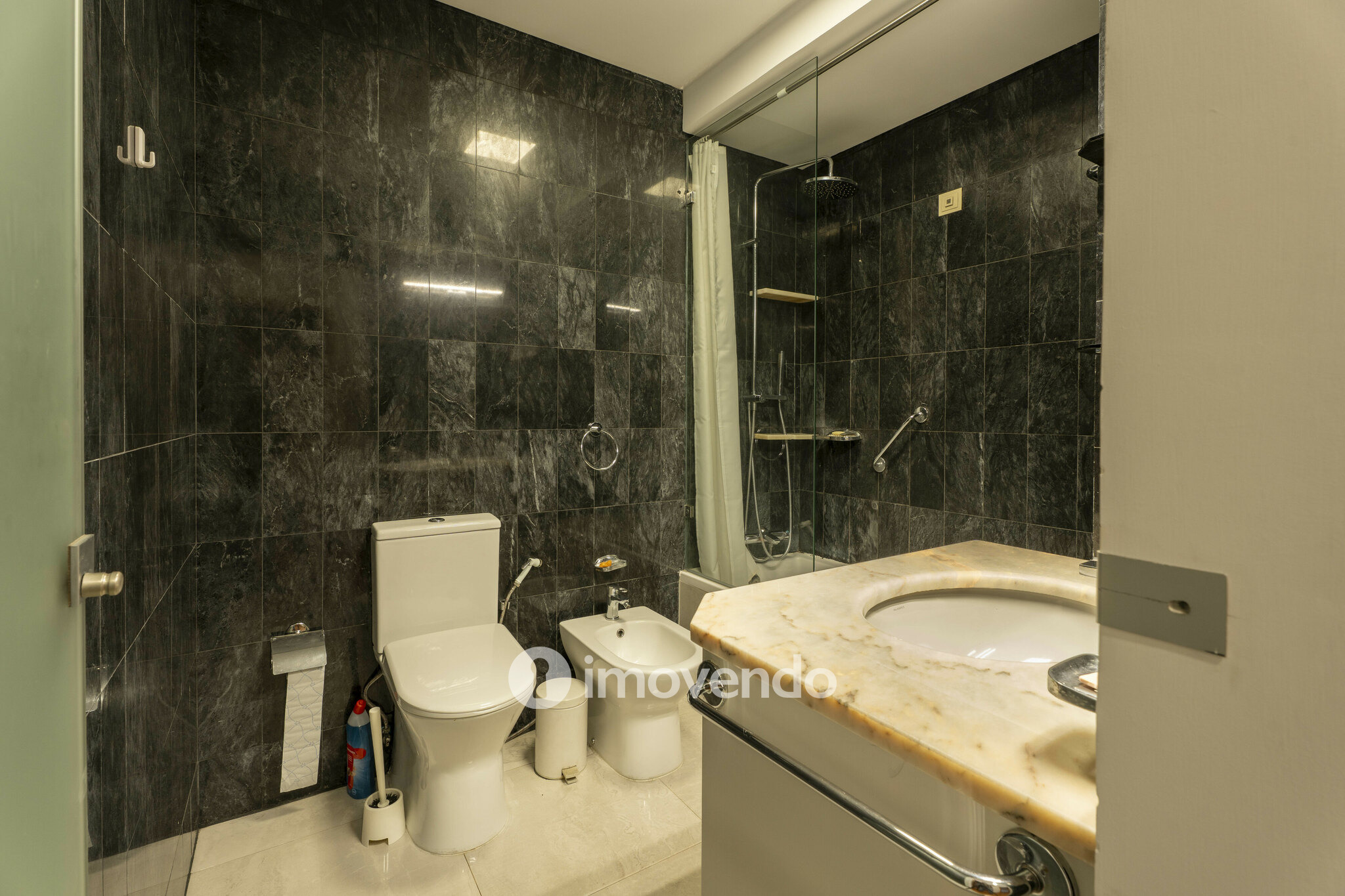 Apartamento T2 pronto a habitar, com garagem, na Senhora da Hora