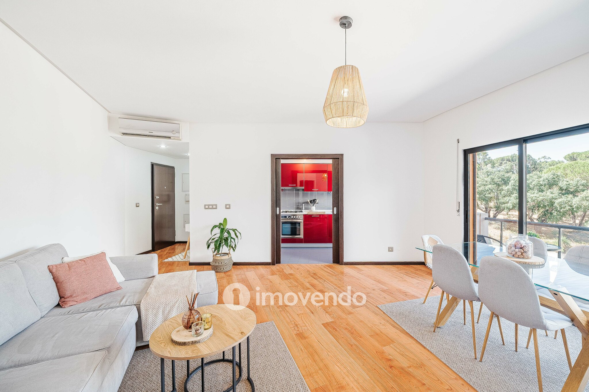 Apartamento T1 moderno, com varanda e áreas amplas, em Corroios