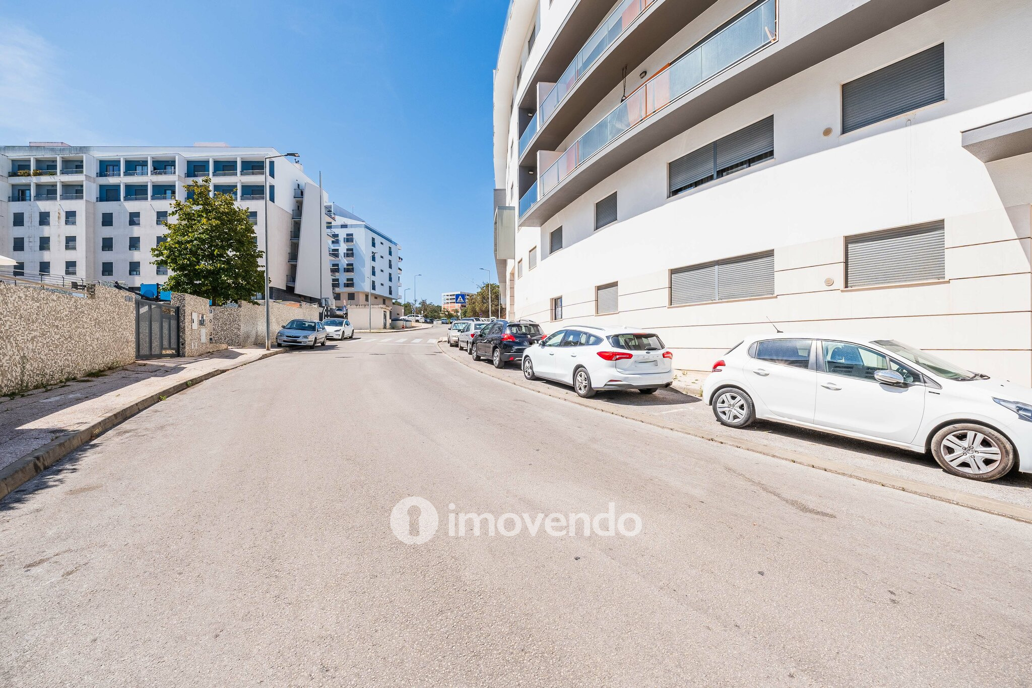 Apartamento T1 moderno, com varanda e áreas amplas, em Corroios