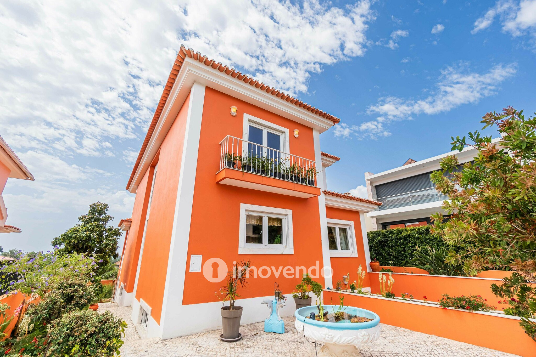 Moradia T4 de luxo, com jardim e garagem, em Alcabideche