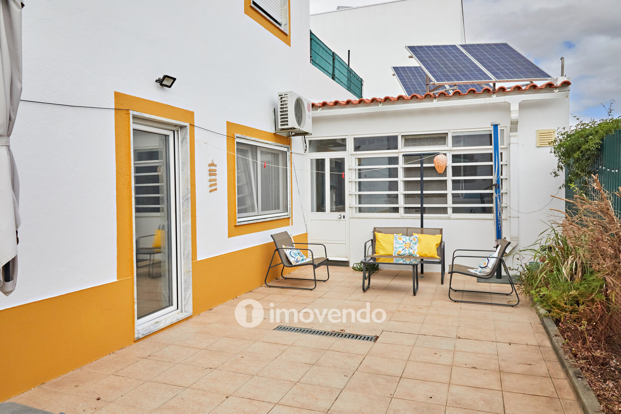 Andar de Moradia T2, com pátio generoso e garagem, em Évora
