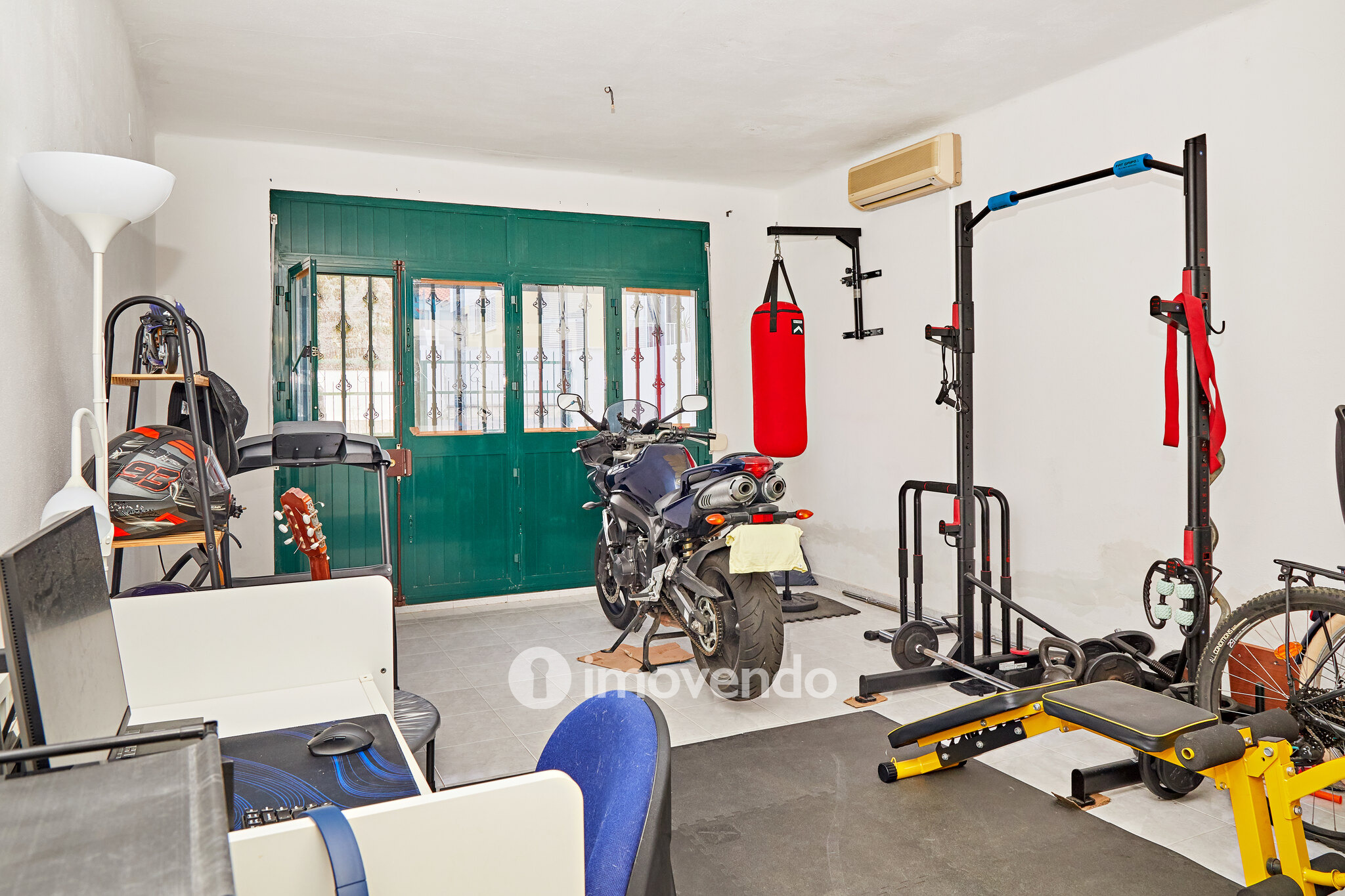 Andar de Moradia T2, com pátio generoso e garagem, em Évora