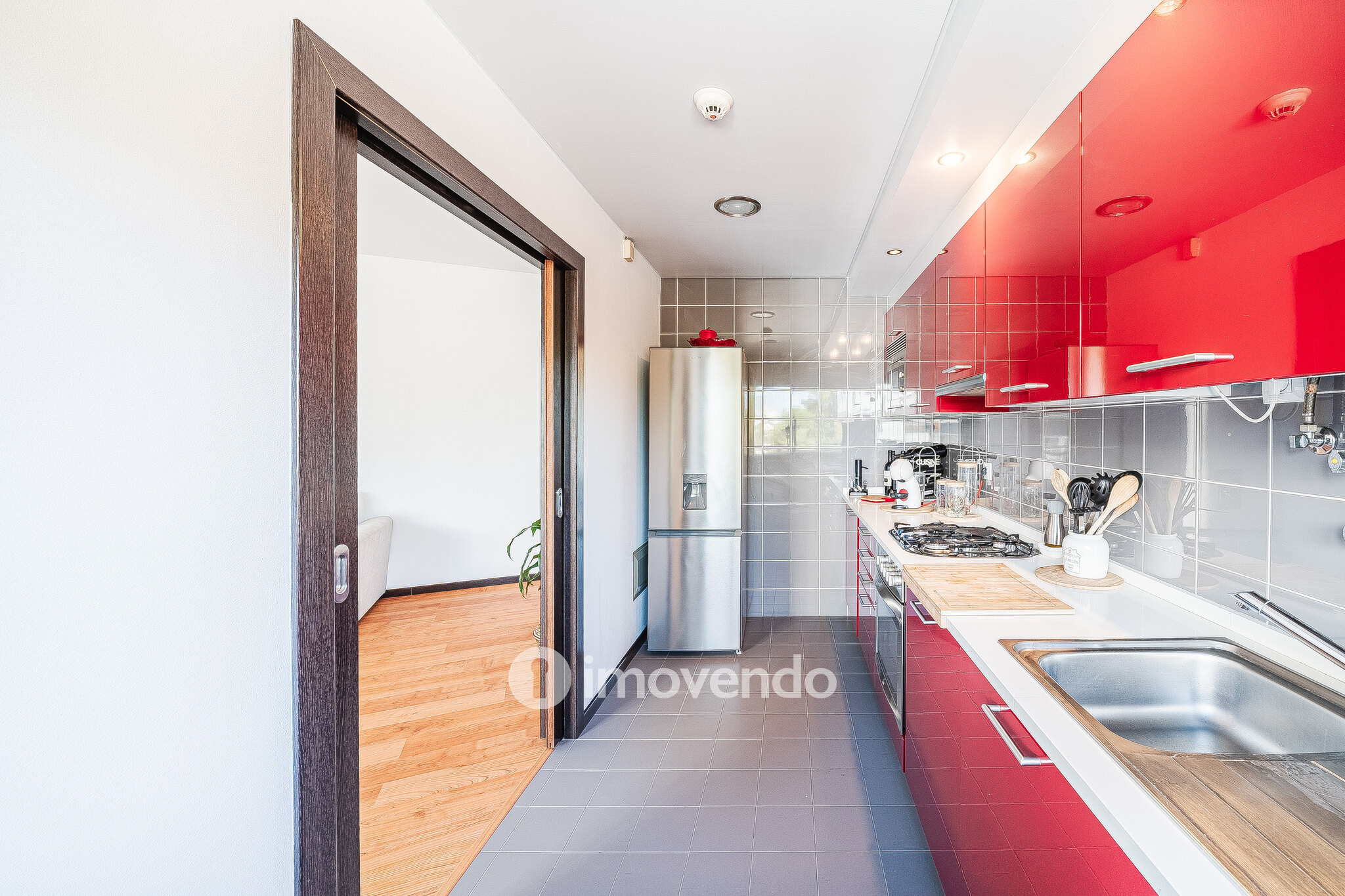 Apartamento T1 moderno, com varanda e áreas amplas, em Corroios