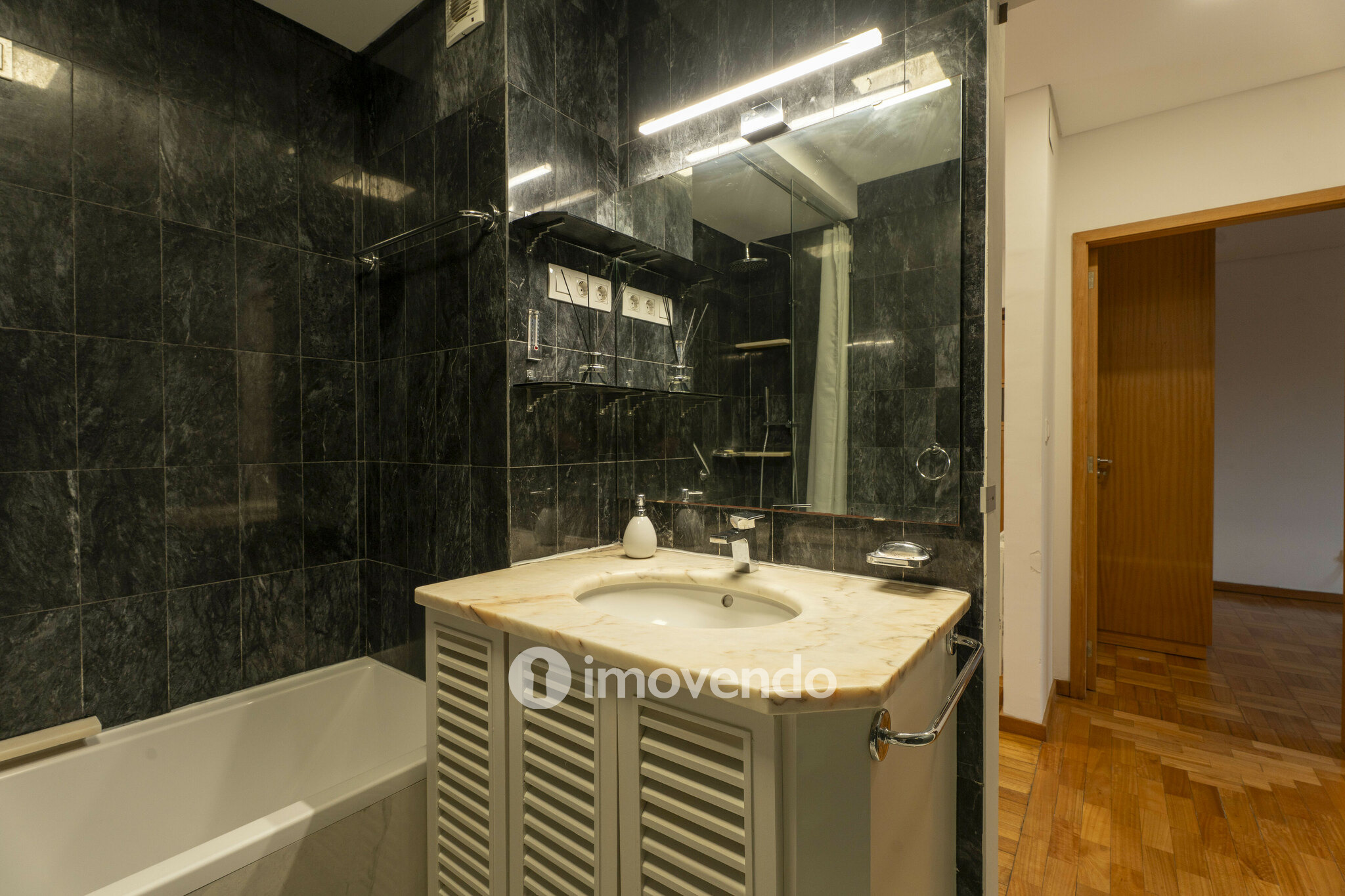 Apartamento T2 pronto a habitar, com garagem, na Senhora da Hora