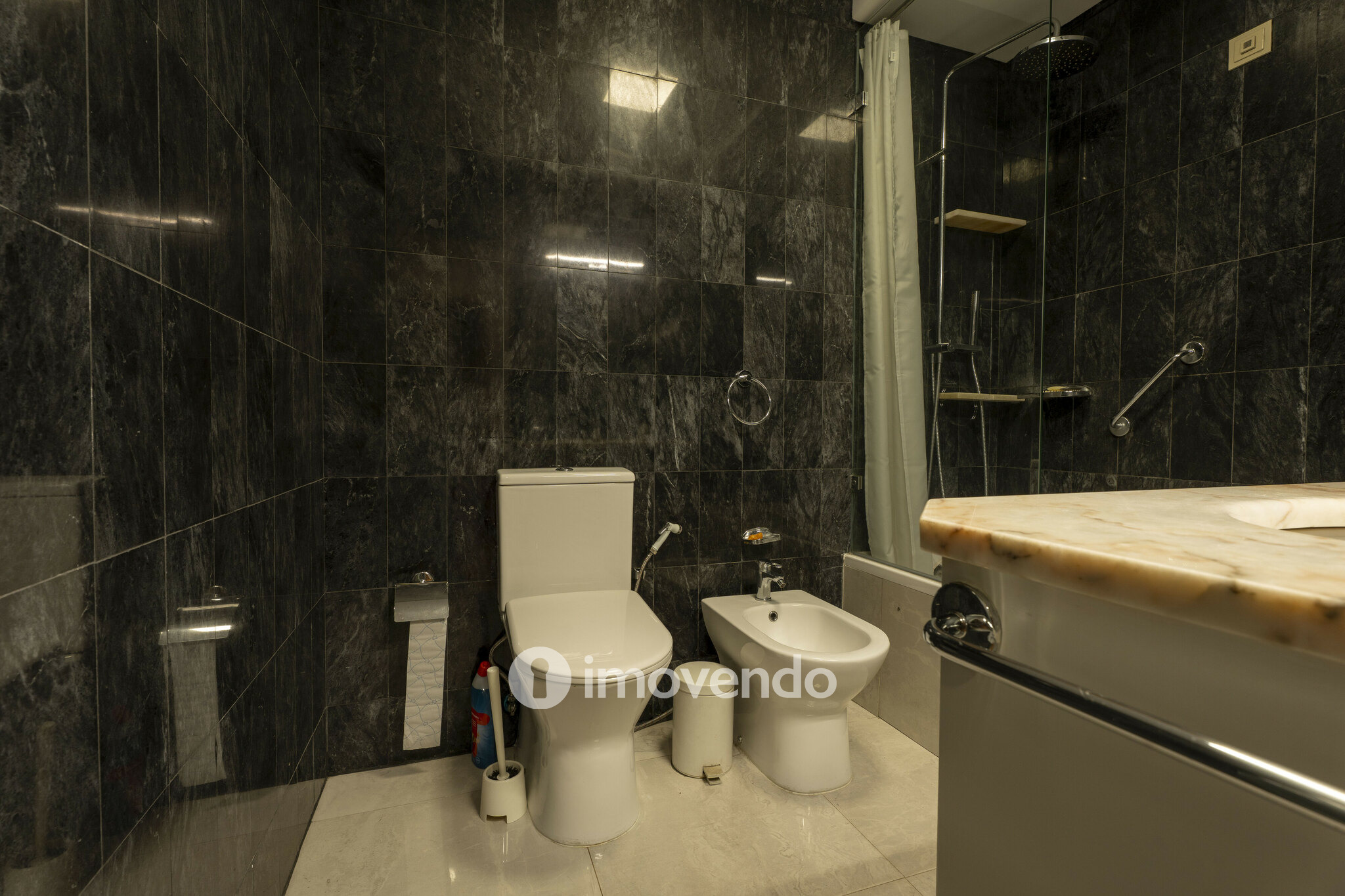 Apartamento T2 pronto a habitar, com garagem, na Senhora da Hora