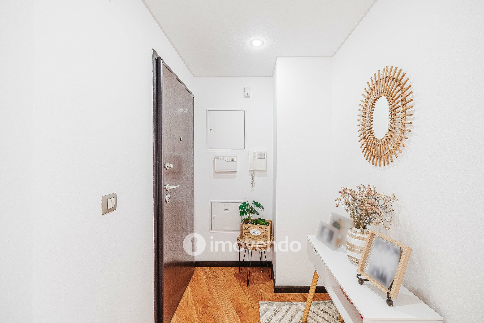 Apartamento T1 moderno, com varanda e áreas amplas, em Corroios